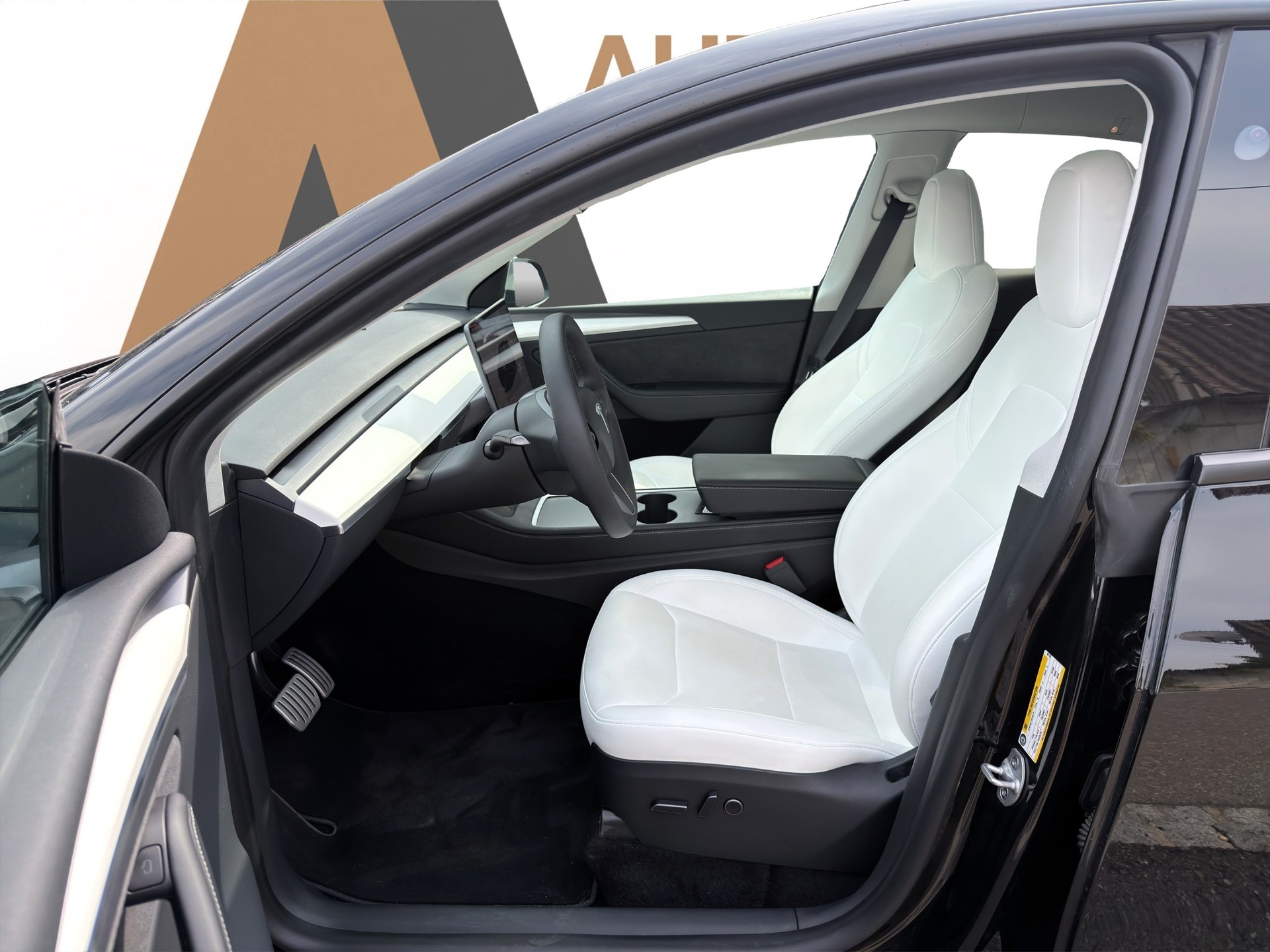 TESLA Model Y Performance D SOC 95.5% Weisses Interieur-image-8