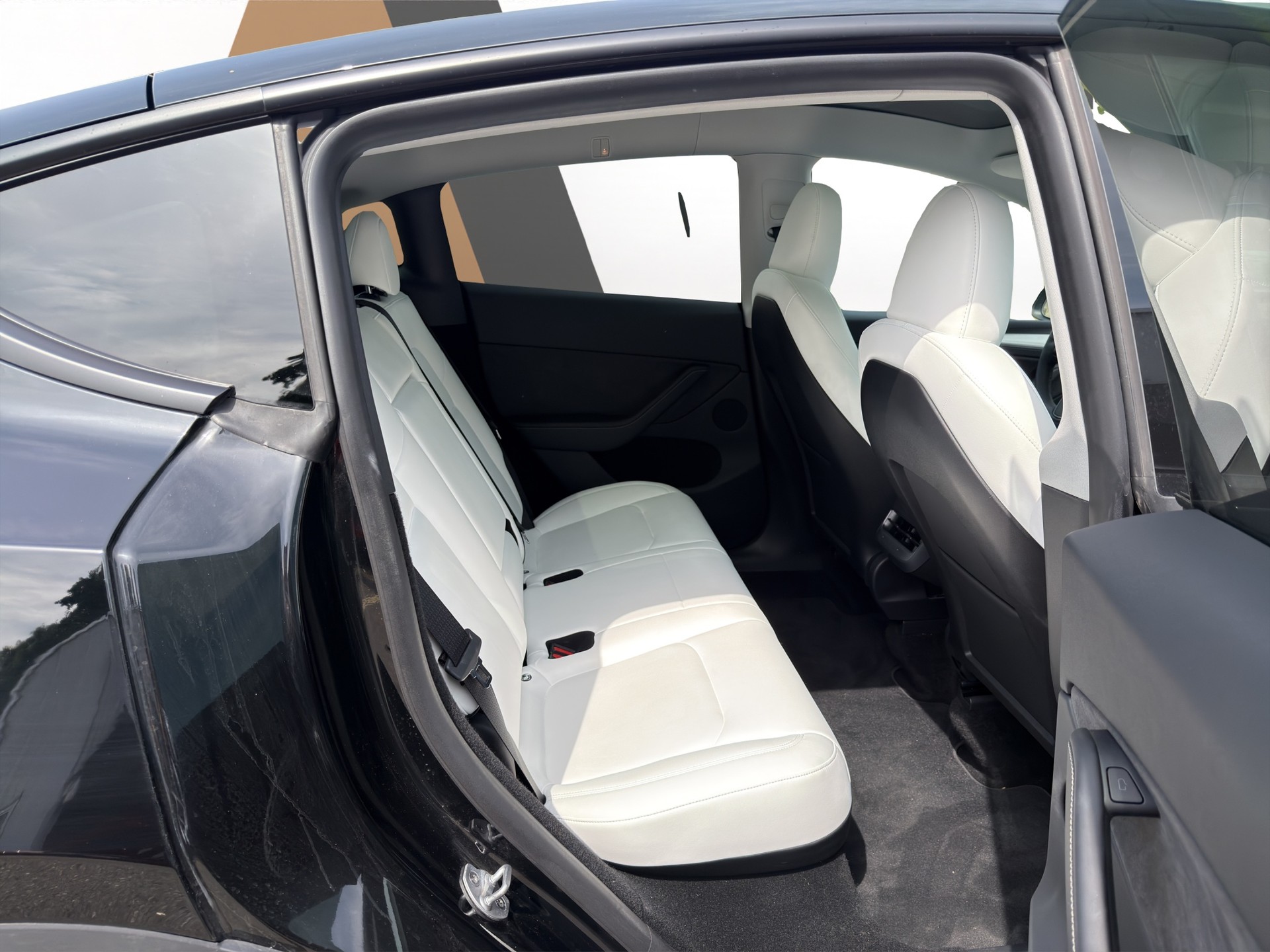 TESLA Model Y Performance D SOC 95.5% Weisses Interieur-image-15