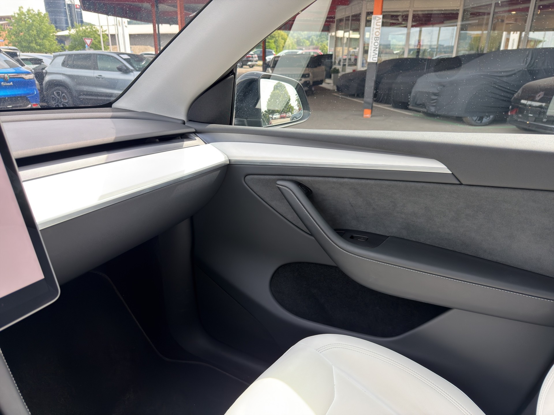 TESLA Model Y Performance D SOC 95.5% Weisses Interieur-image-30
