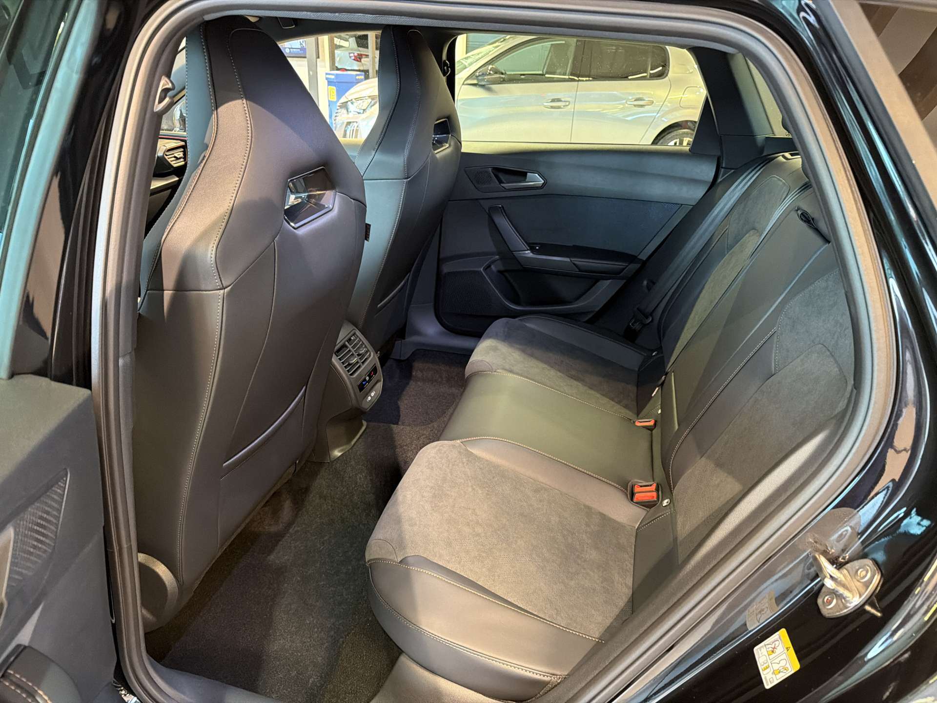 CUPRA LEON ST 2.0 TSi VZ 333PS 4Drive DSG-Automat-image-6