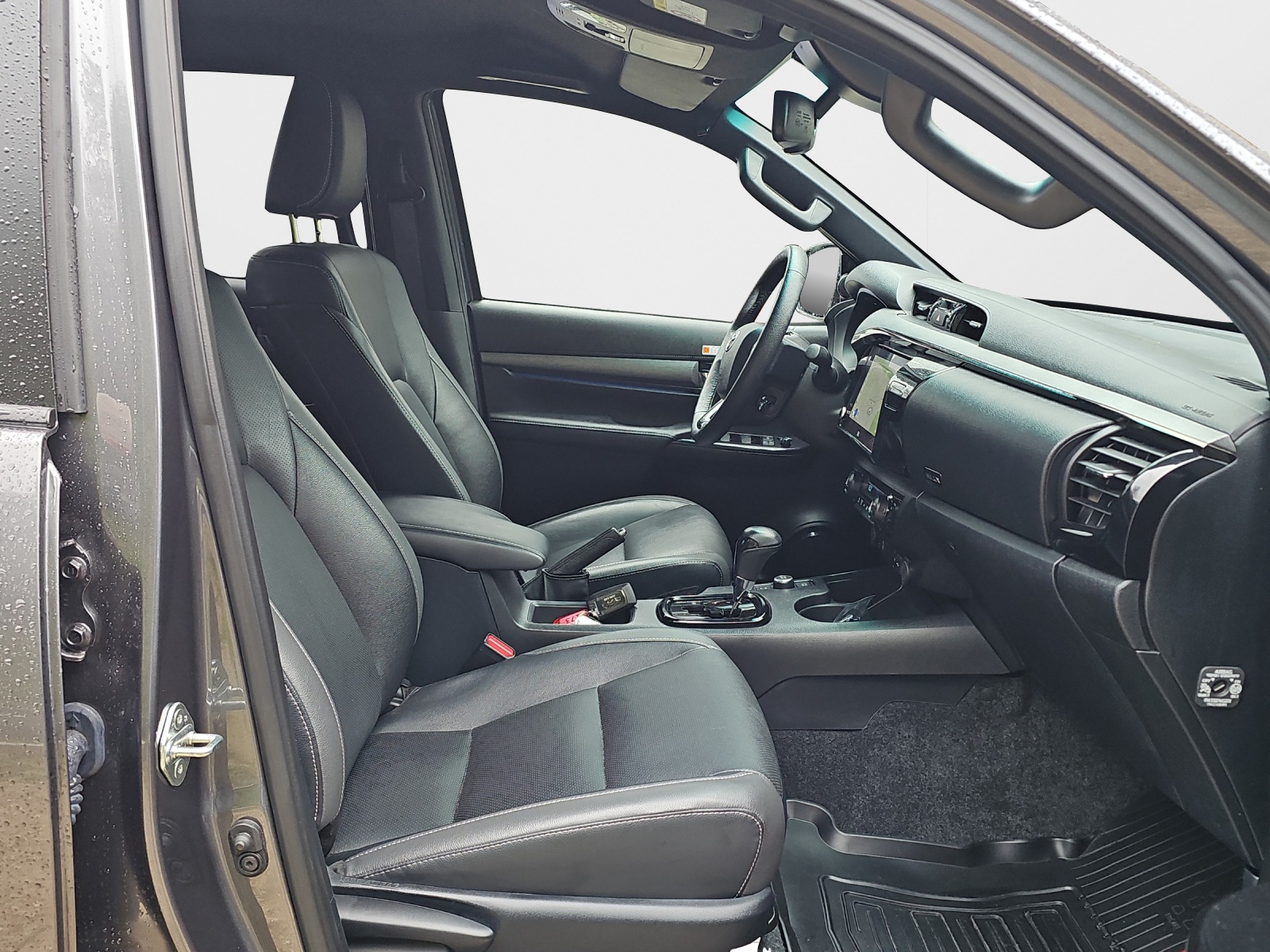 TOYOTA Hilux 2.8D-4D MHEV Invincible Double Cab 4x4 A-image-15