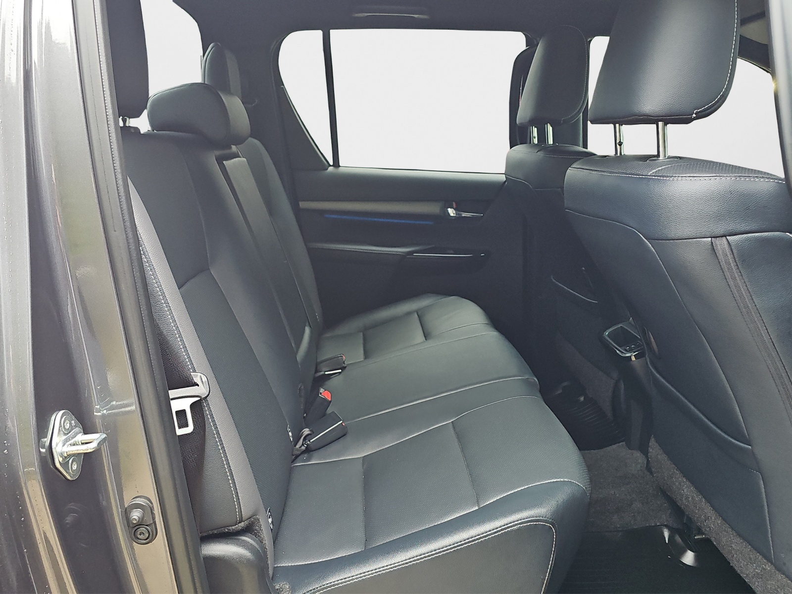TOYOTA Hilux 2.8D-4D MHEV Invincible Double Cab 4x4 A-image-18