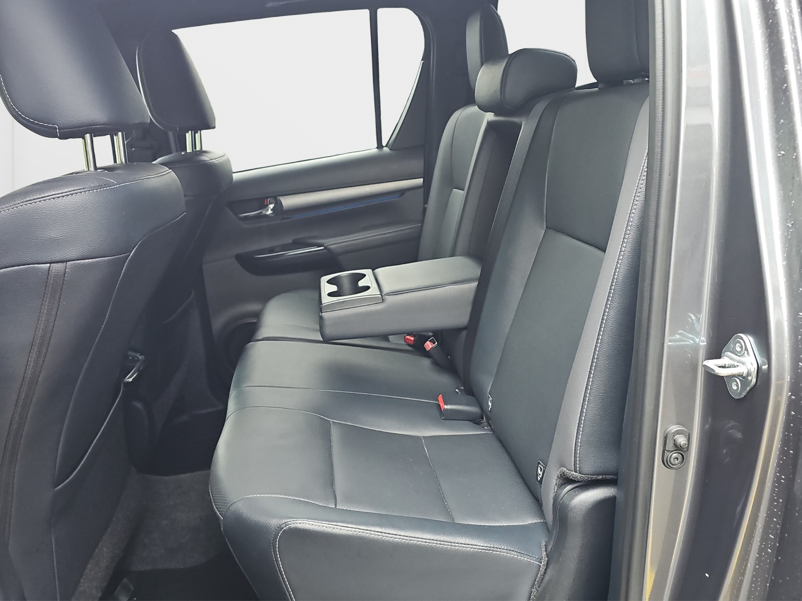 TOYOTA Hilux 2.8D-4D MHEV Invincible Double Cab 4x4 A-image-17