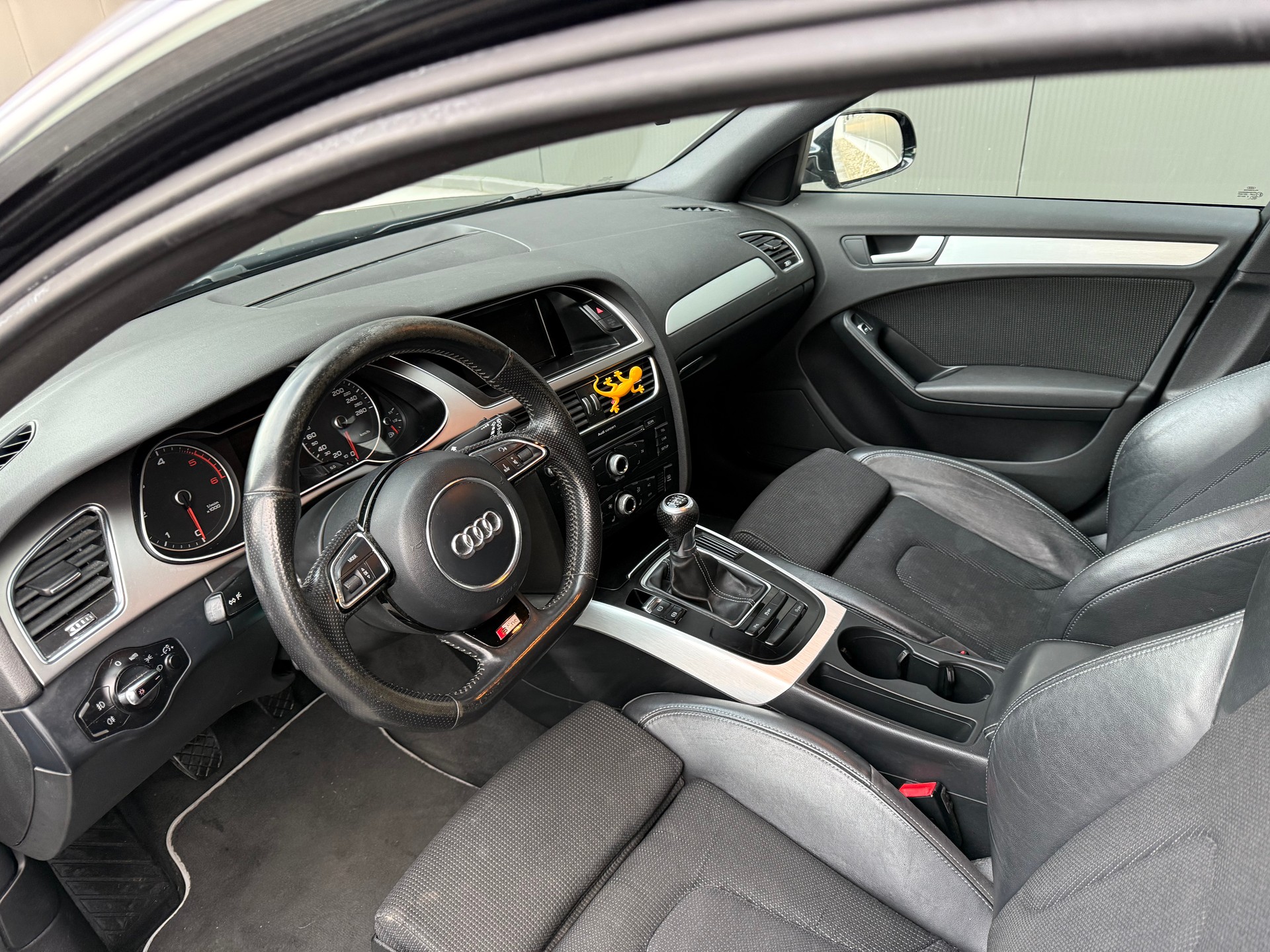 AUDI A4 Avant 2.0 TDI S- LINE-image-12