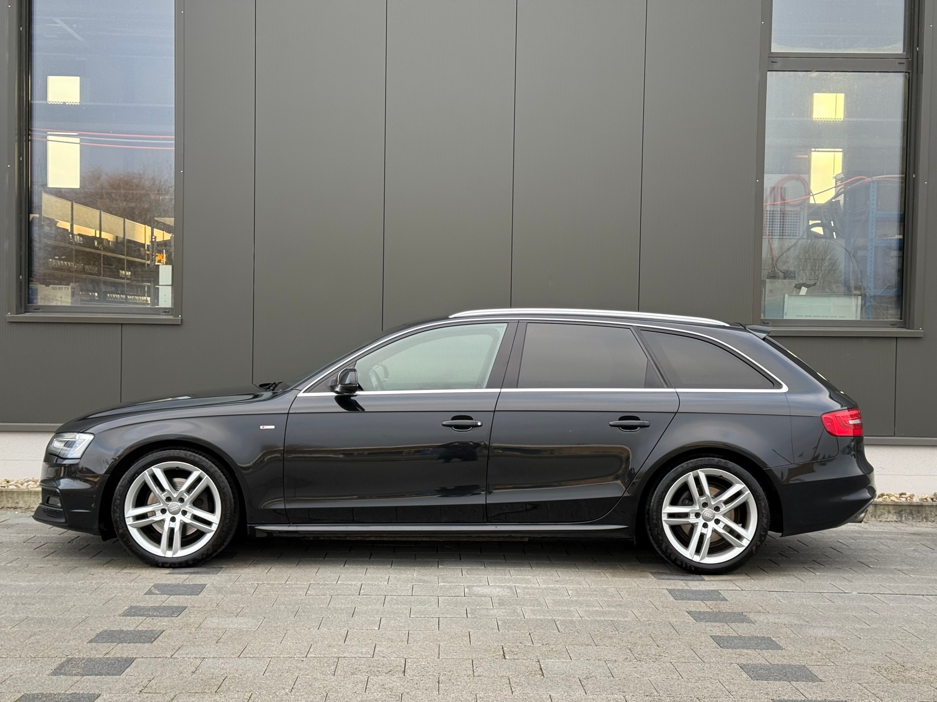 AUDI A4 Avant 2.0 TDI S- LINE-image-8