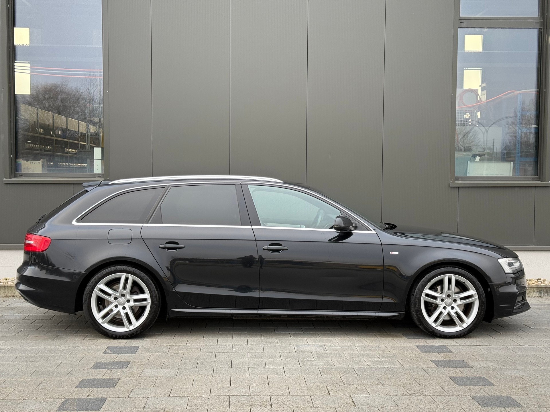 AUDI A4 Avant 2.0 TDI S- LINE-image-4
