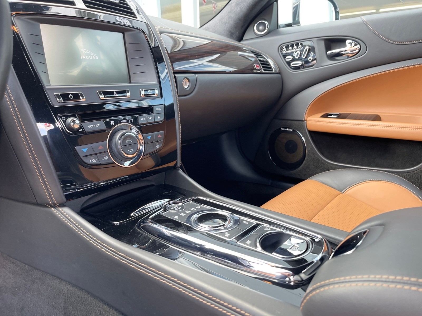 JAGUAR XK 5.0 V8 Portfolio Automatic-image-9