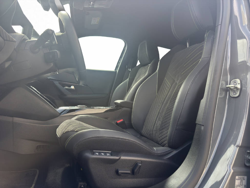 PEUGEOT 2008 1.2 Hybrid 145 GT-image-10