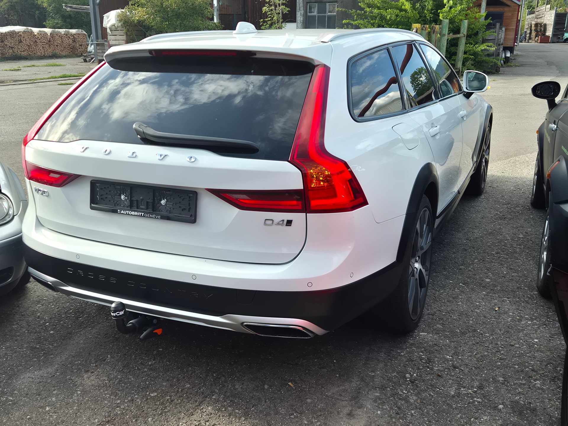VOLVO V90 Cross Country Top AHK Motor dreht-image-5