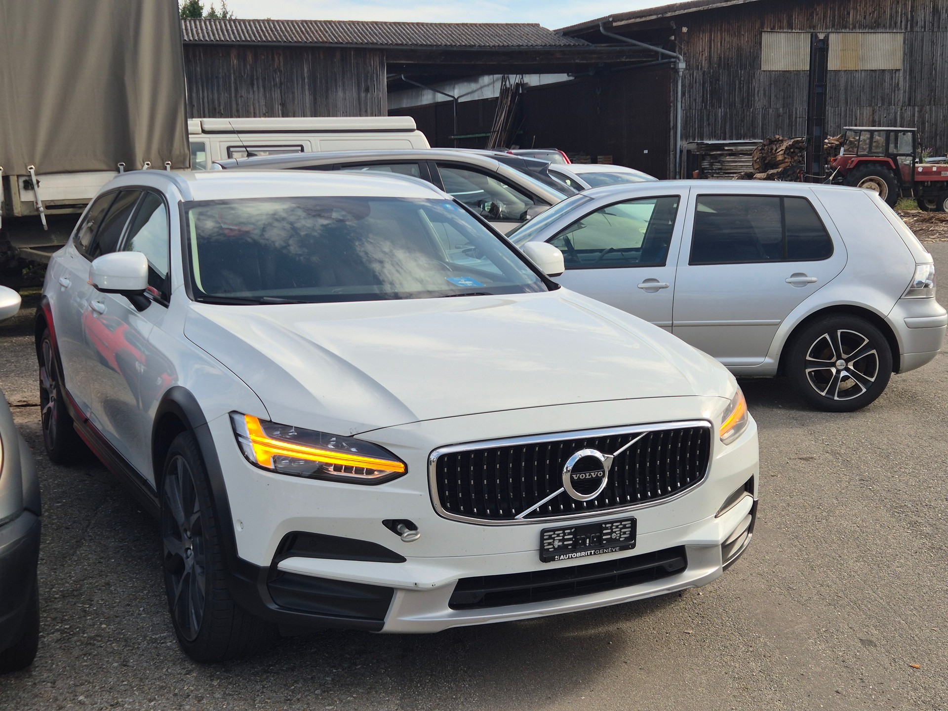 VOLVO V90 Cross Country Top AHK Motor dreht-image-0
