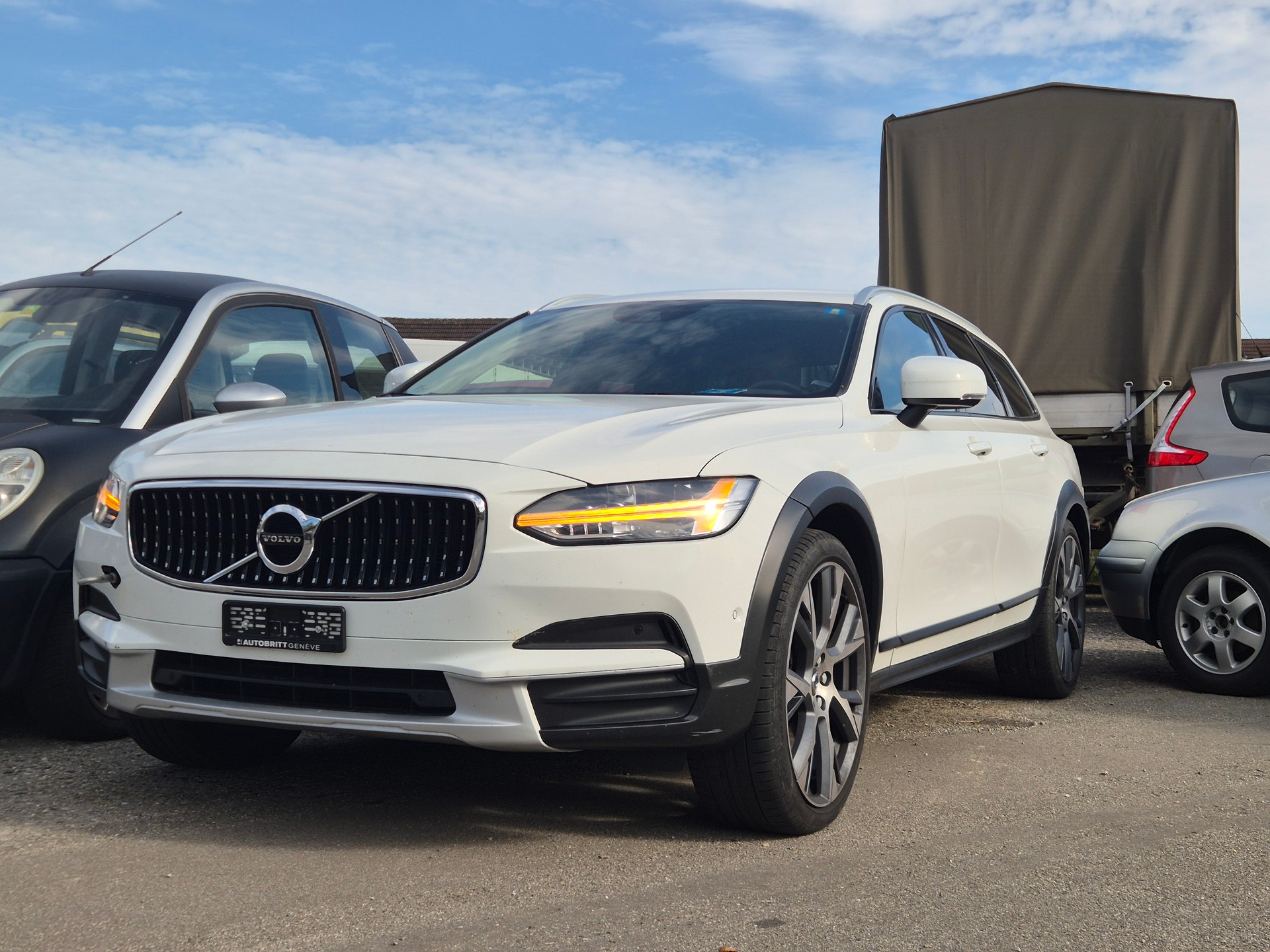 VOLVO V90 Cross Country Top AHK Motor dreht-image-2