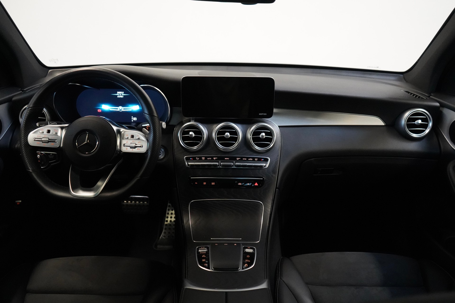 MERCEDES-BENZ GLC 220 d AMG Line Plus 4Matic 9G-Tronic-image-7