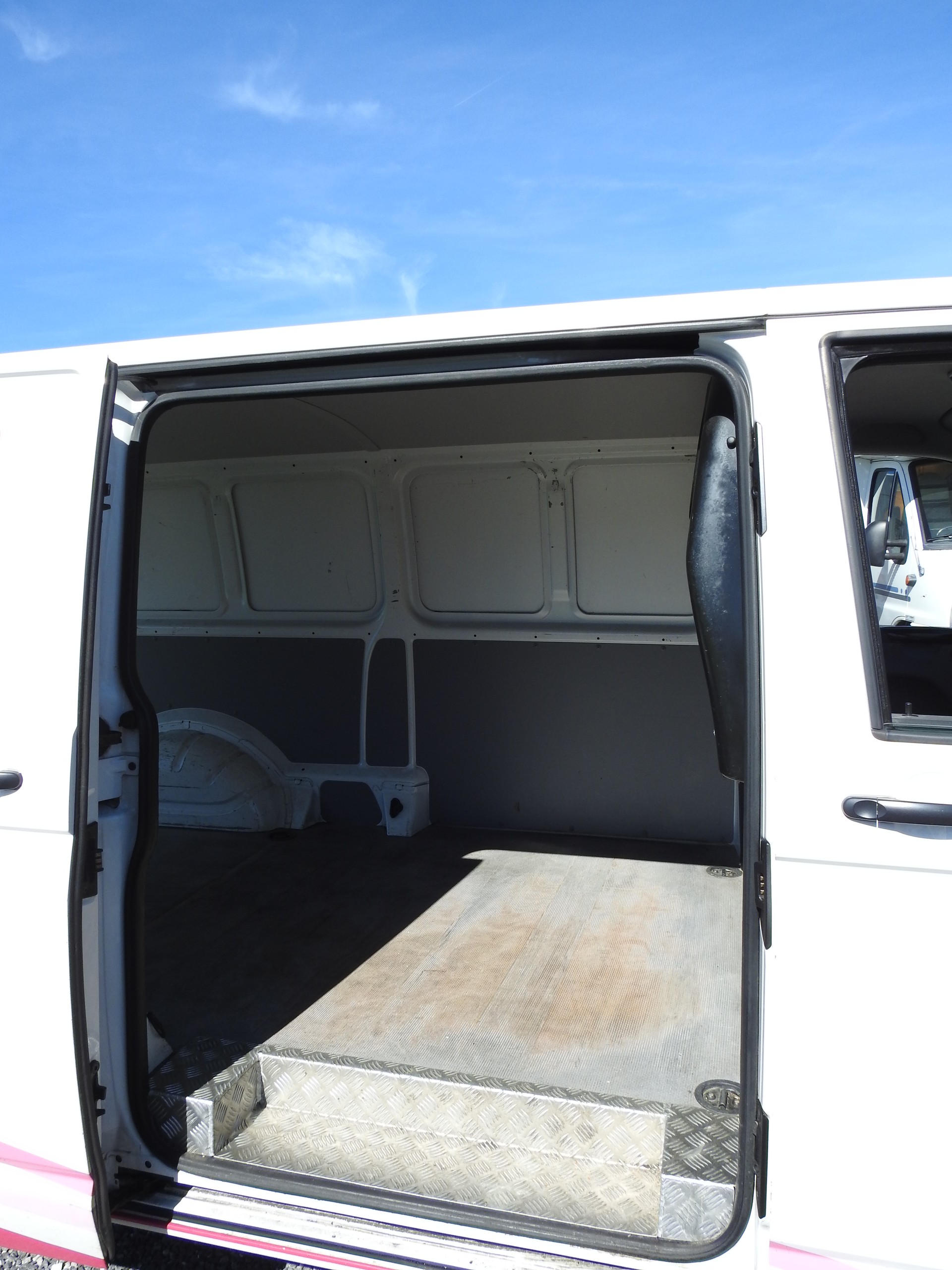 VW T5 2.0 TDI-image-19