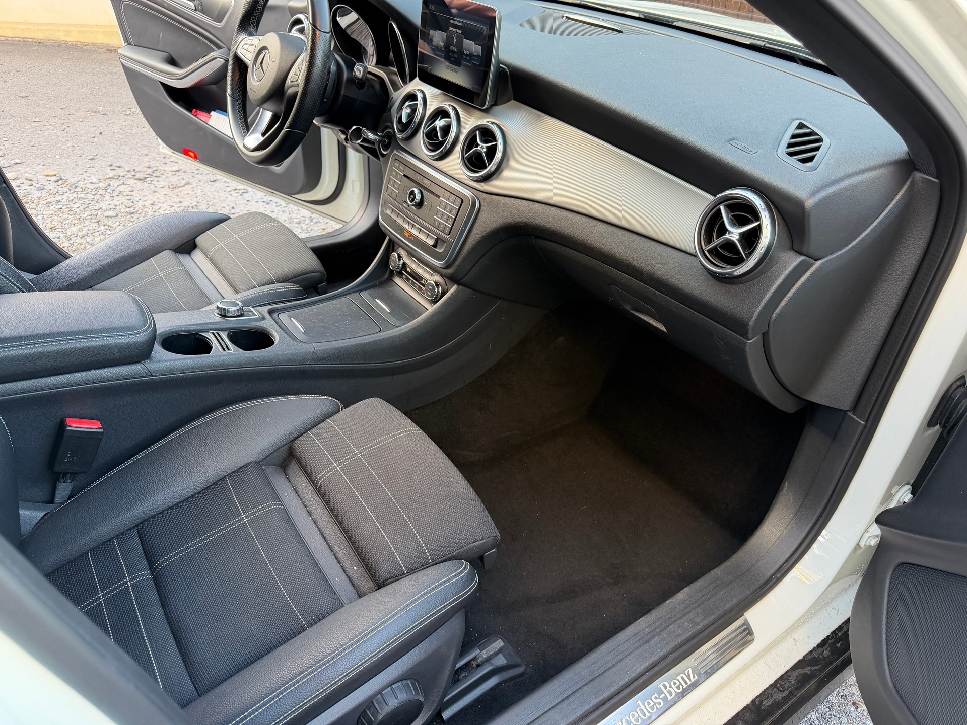 MERCEDES-BENZ GLA 200 Urban 7G-DCT-image-11