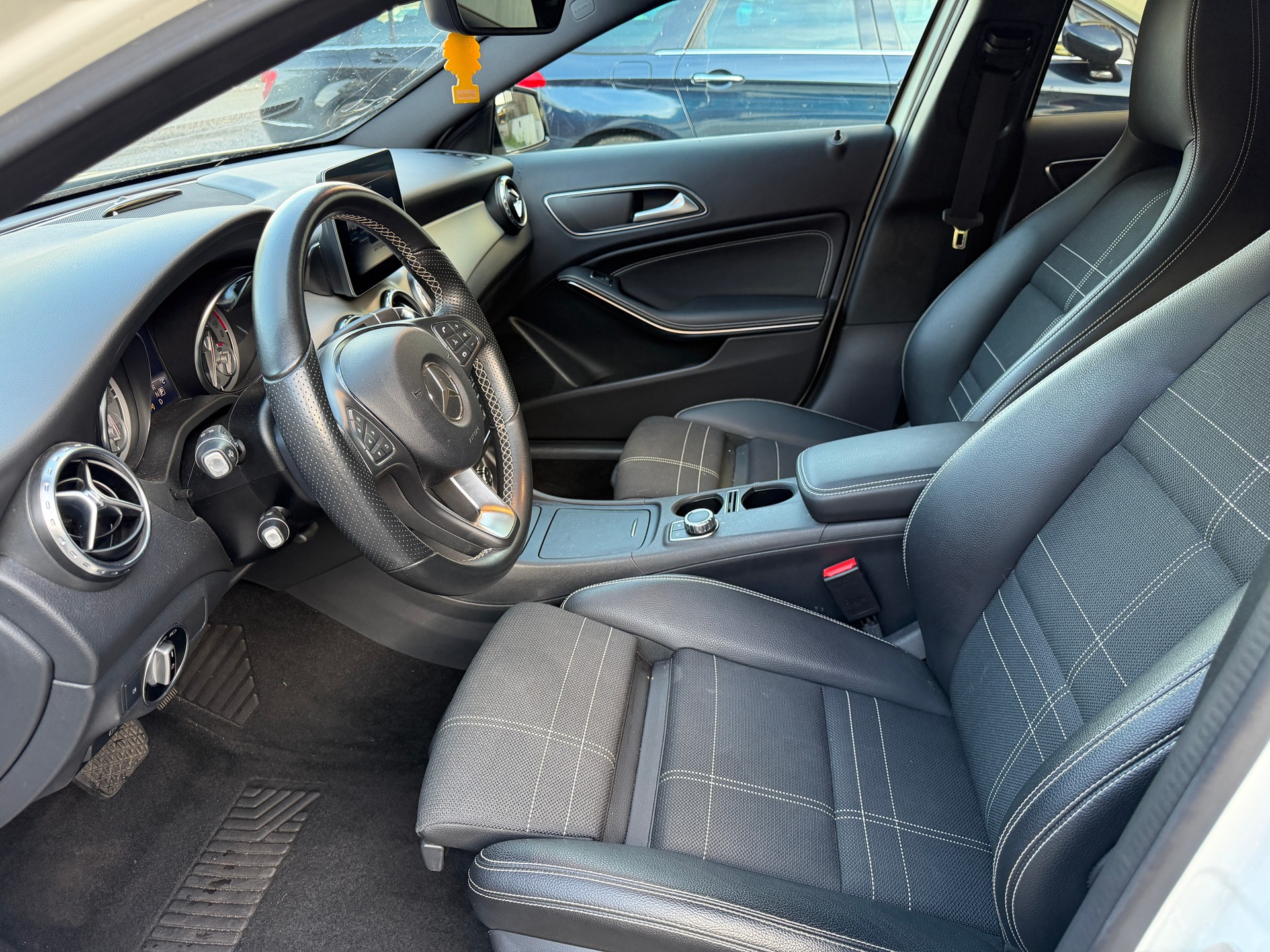 MERCEDES-BENZ GLA 200 Urban 7G-DCT-image-10