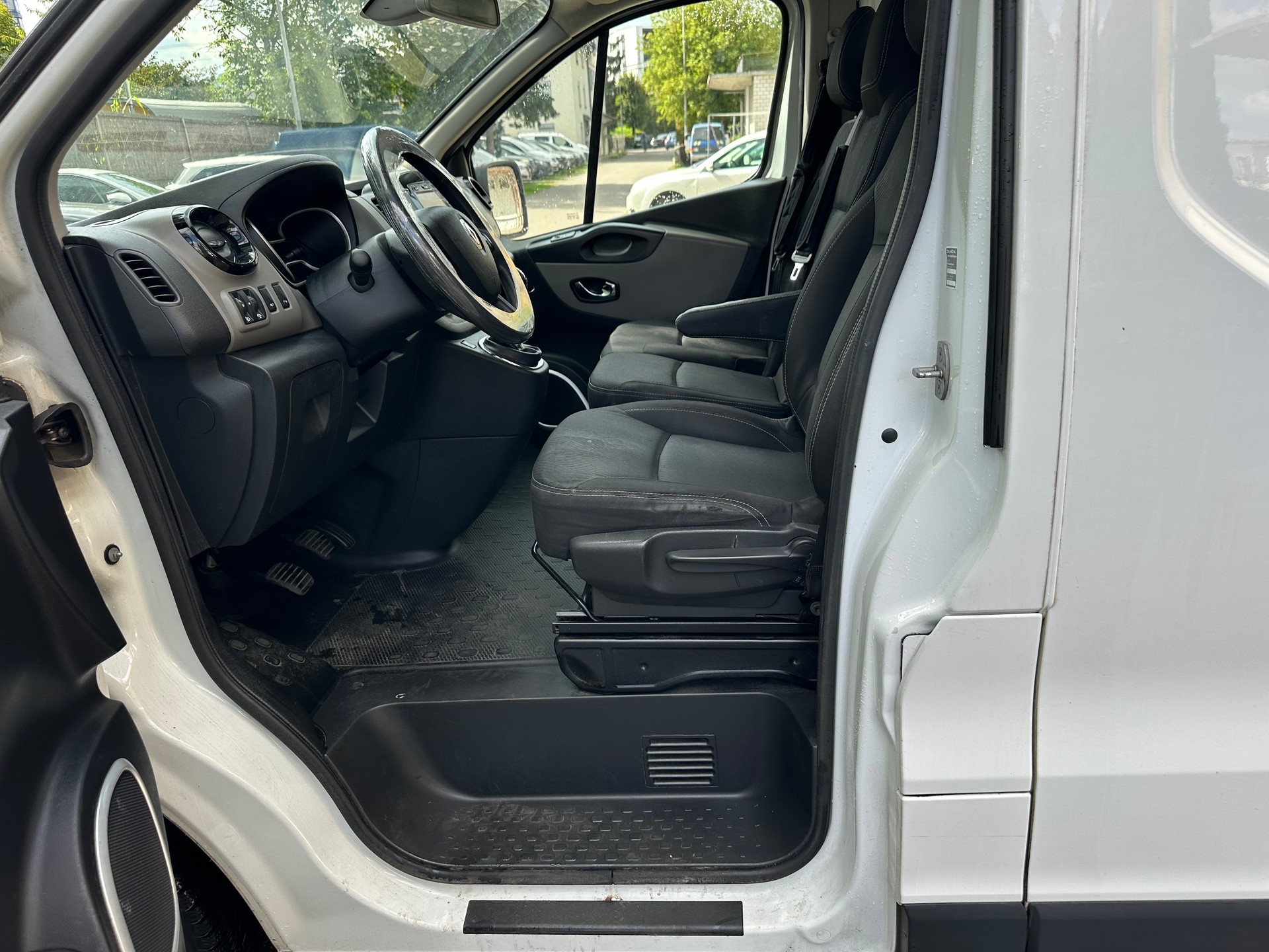 RENAULT Trafic 1.6 dCi 120 2.9t Acces L1H1-image-9