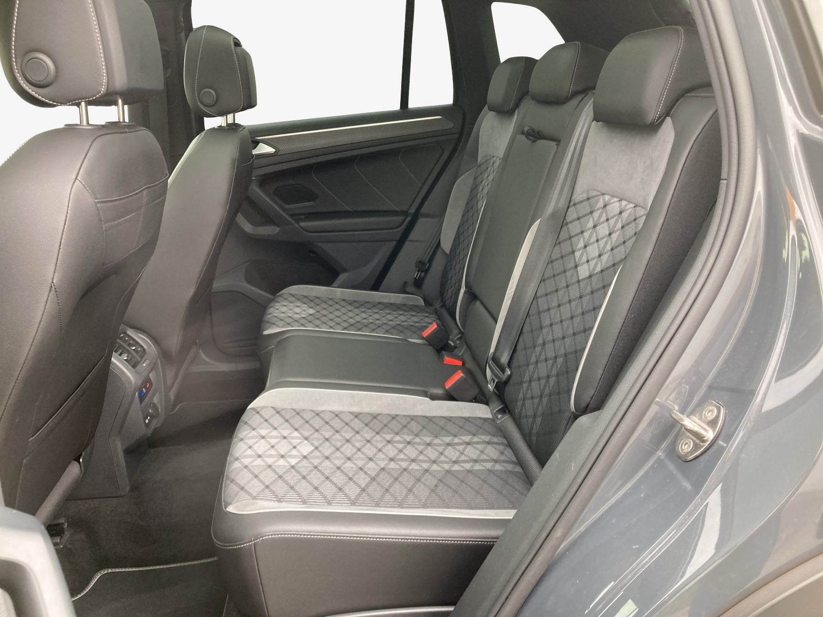 VW Tiguan 2.0 TDI SCR R-Line 4Motion DSG-image-11
