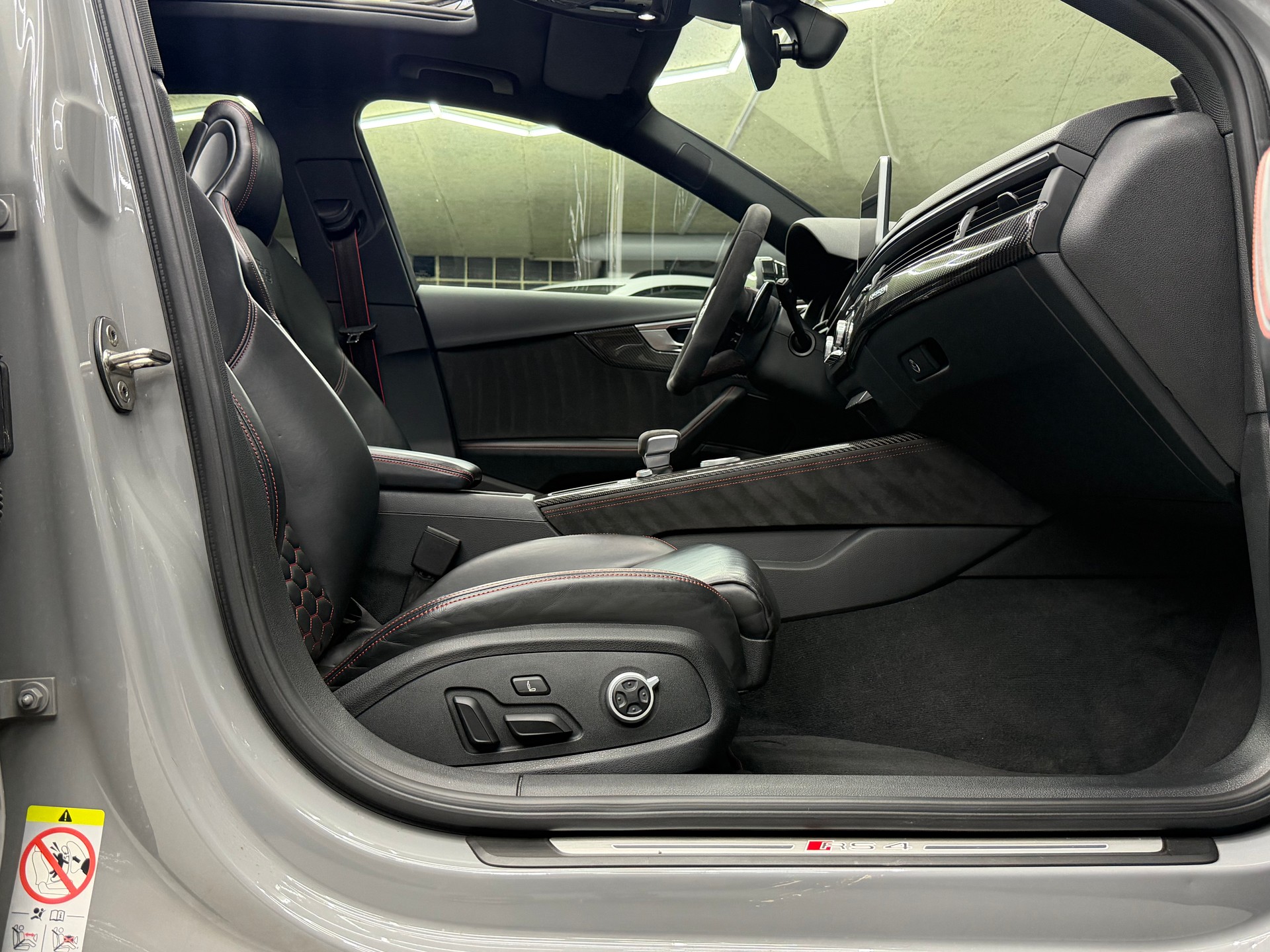 AUDI RS4 Avant 2.9 TFSI quattro tiptronic *CH / Aversus / Nardo / Full options*-image-14