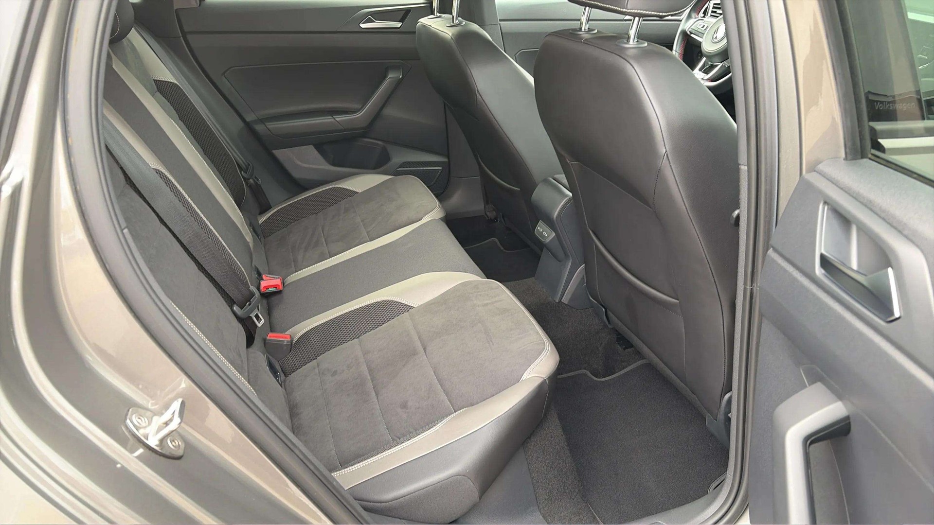VW Polo 2.0 TSI GTI DSG mit Panoramadach & Beats Soundsystem + Leder/Alcantara-image-13