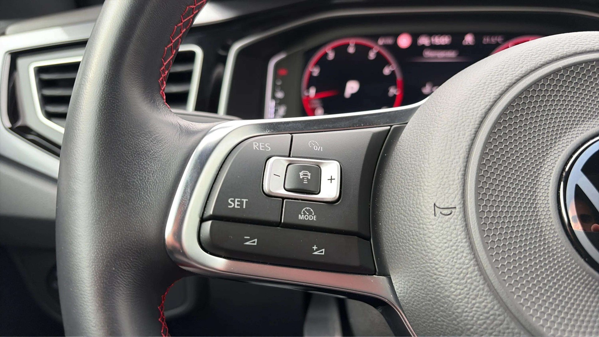 VW Polo 2.0 TSI GTI DSG mit Panoramadach & Beats Soundsystem + Leder/Alcantara-image-24