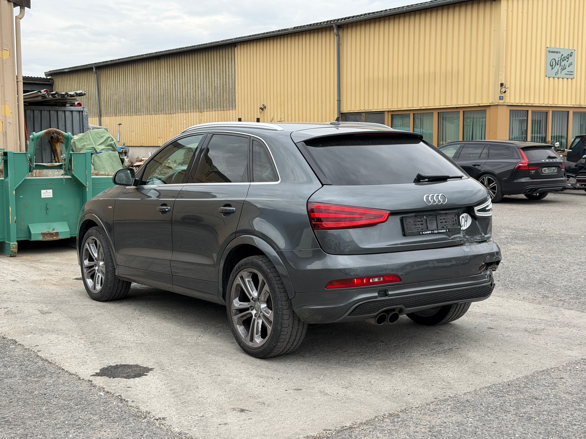 AUDI Q3 2.0 TDI quattro S-tronic S line-image-5