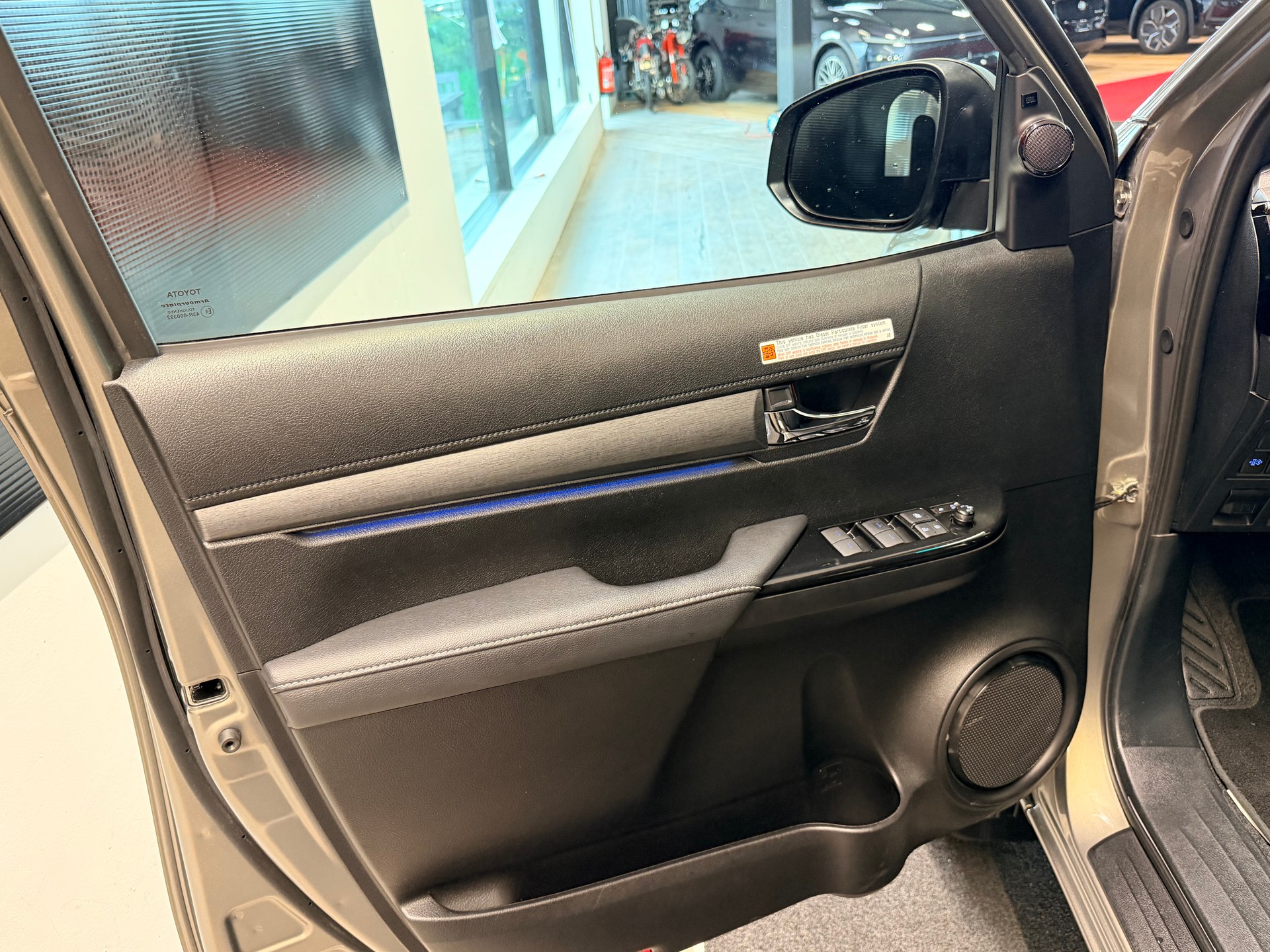 TOYOTA Hilux 2.8d MHEV Invincible Double Cab 4x4-image-10