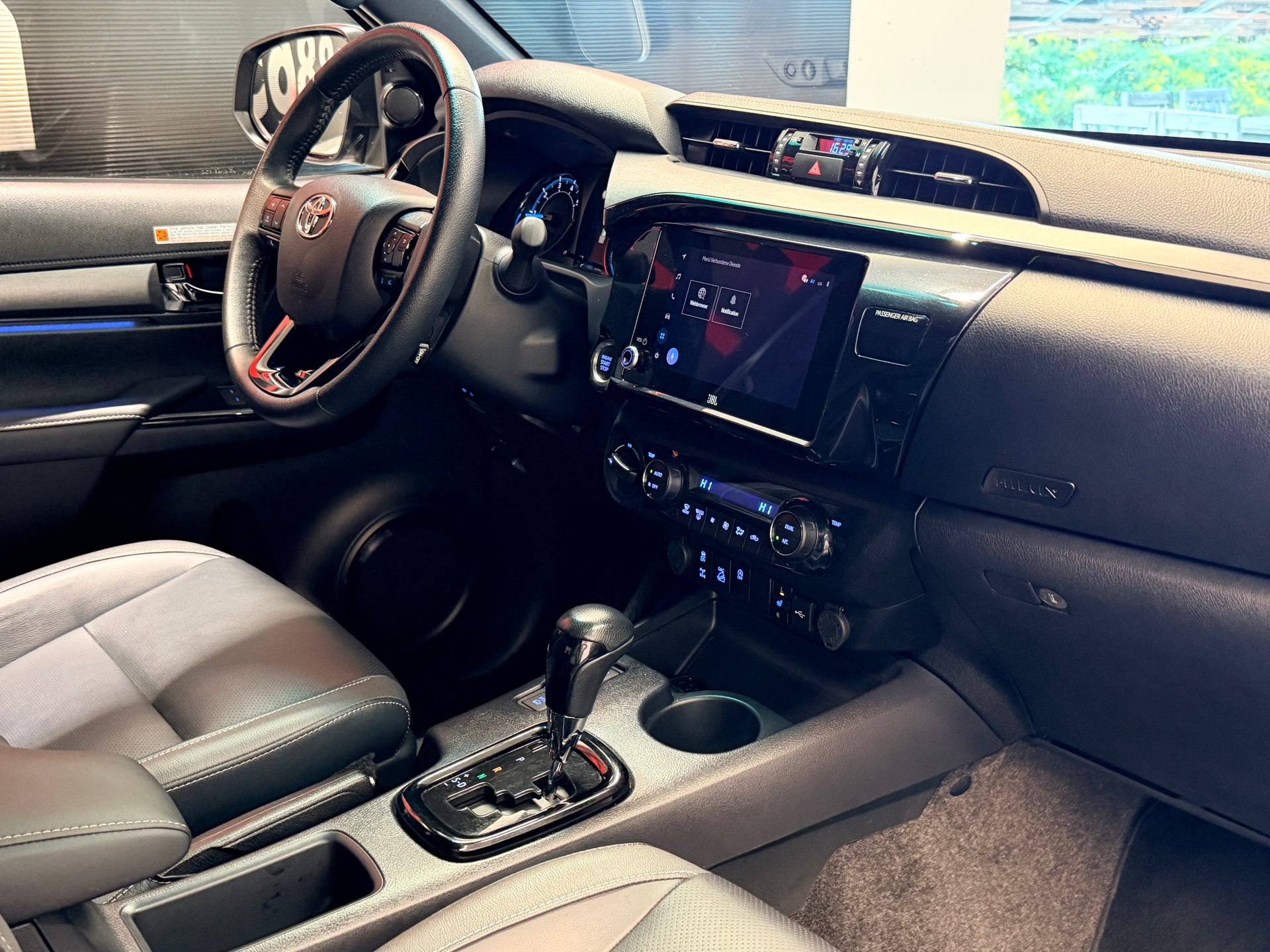 TOYOTA Hilux 2.8d MHEV Invincible Double Cab 4x4-image-15