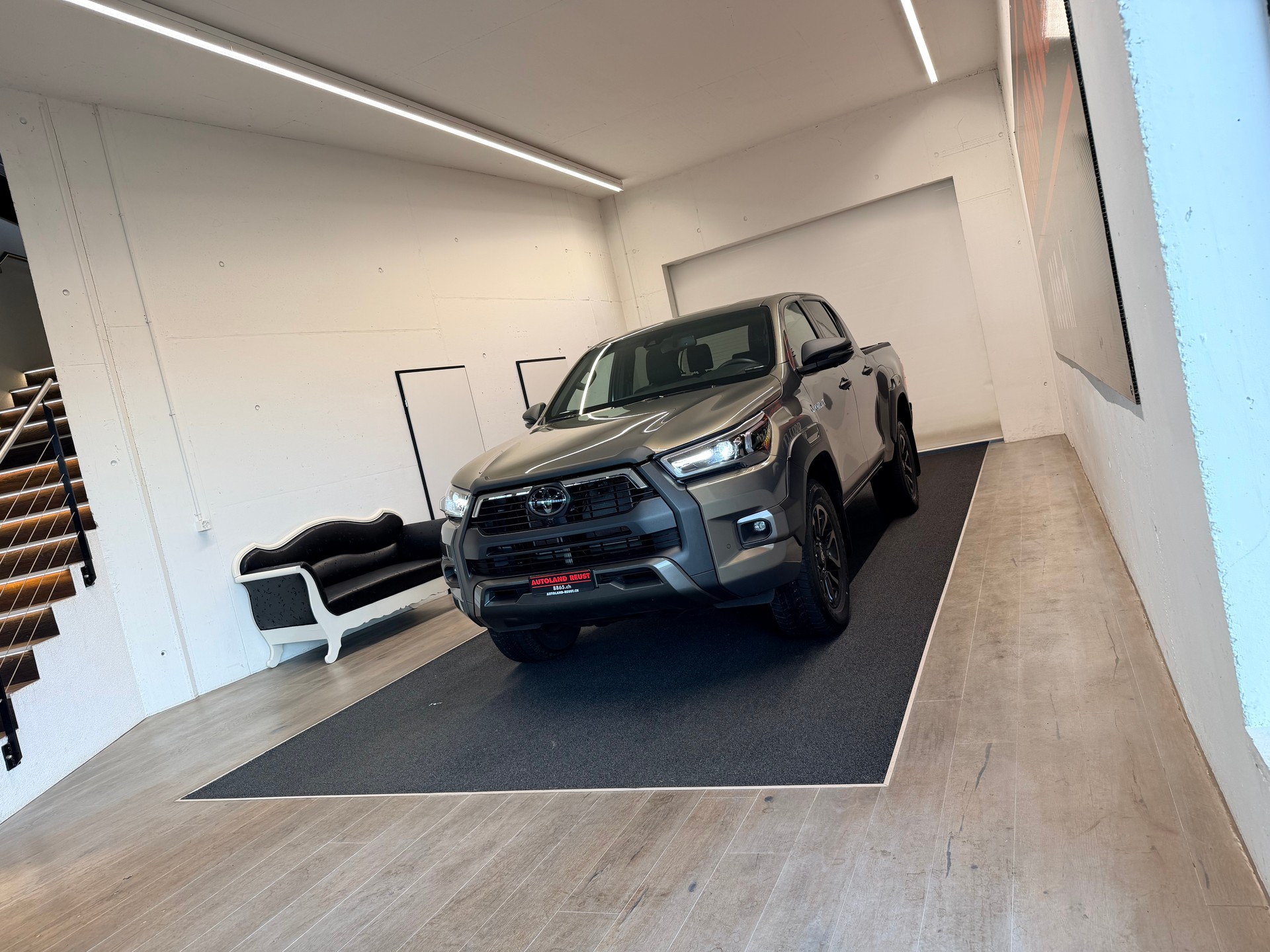 TOYOTA Hilux 2.8d MHEV Invincible Double Cab 4x4-image-2