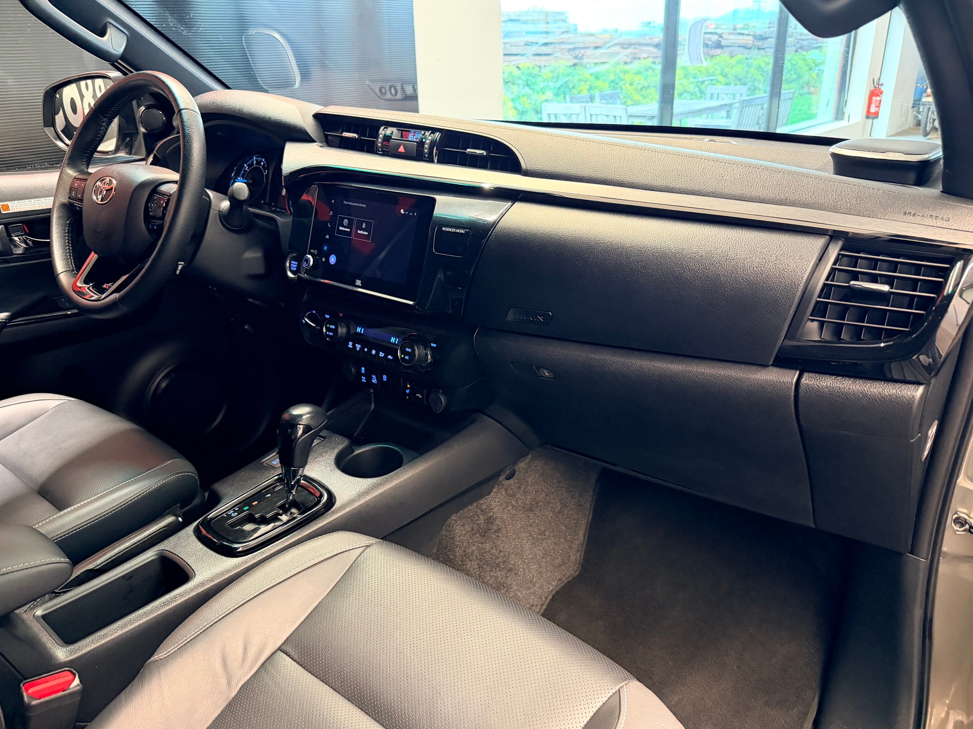 TOYOTA Hilux 2.8d MHEV Invincible Double Cab 4x4-image-14