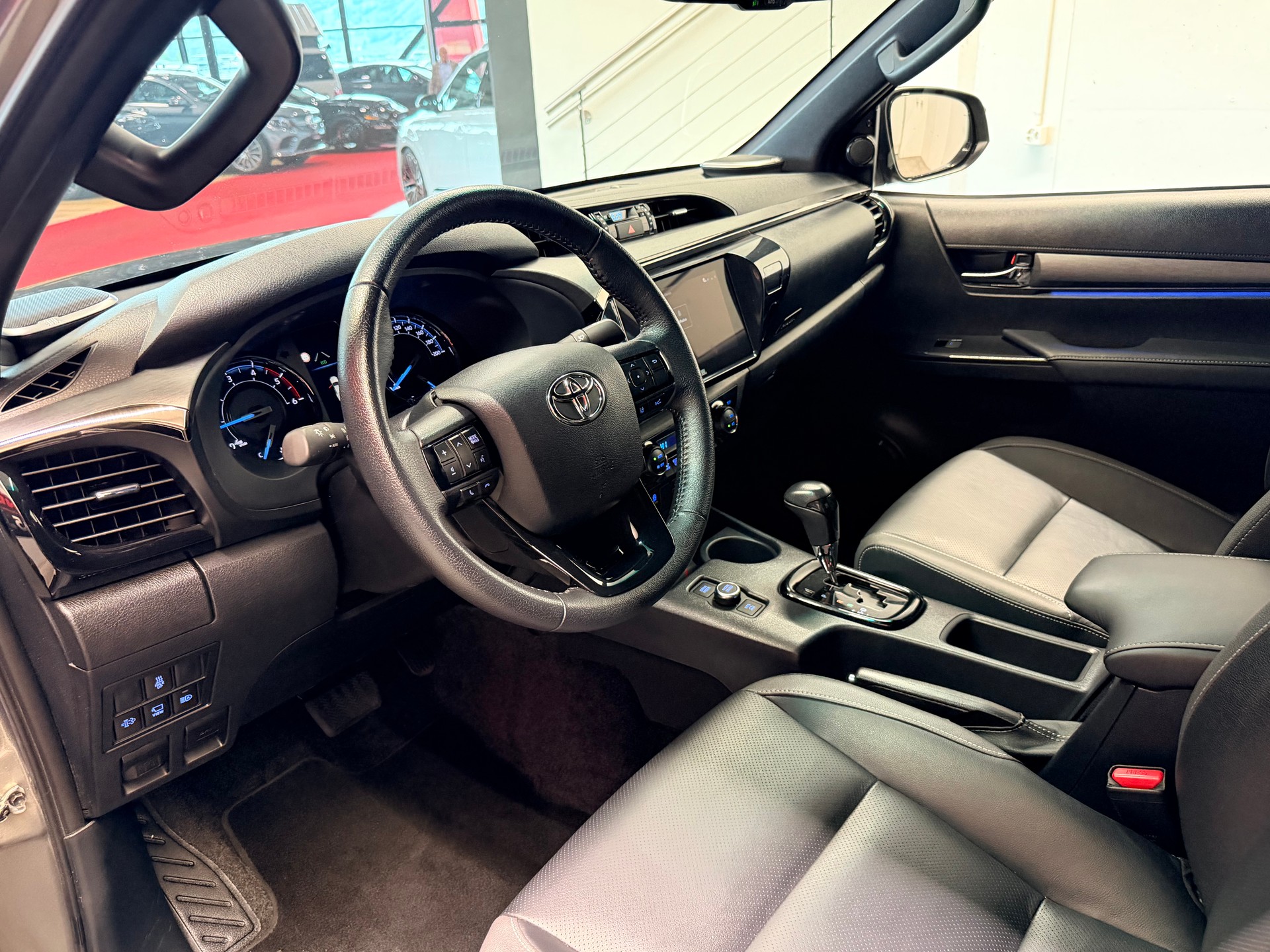 TOYOTA Hilux 2.8d MHEV Invincible Double Cab 4x4-image-9
