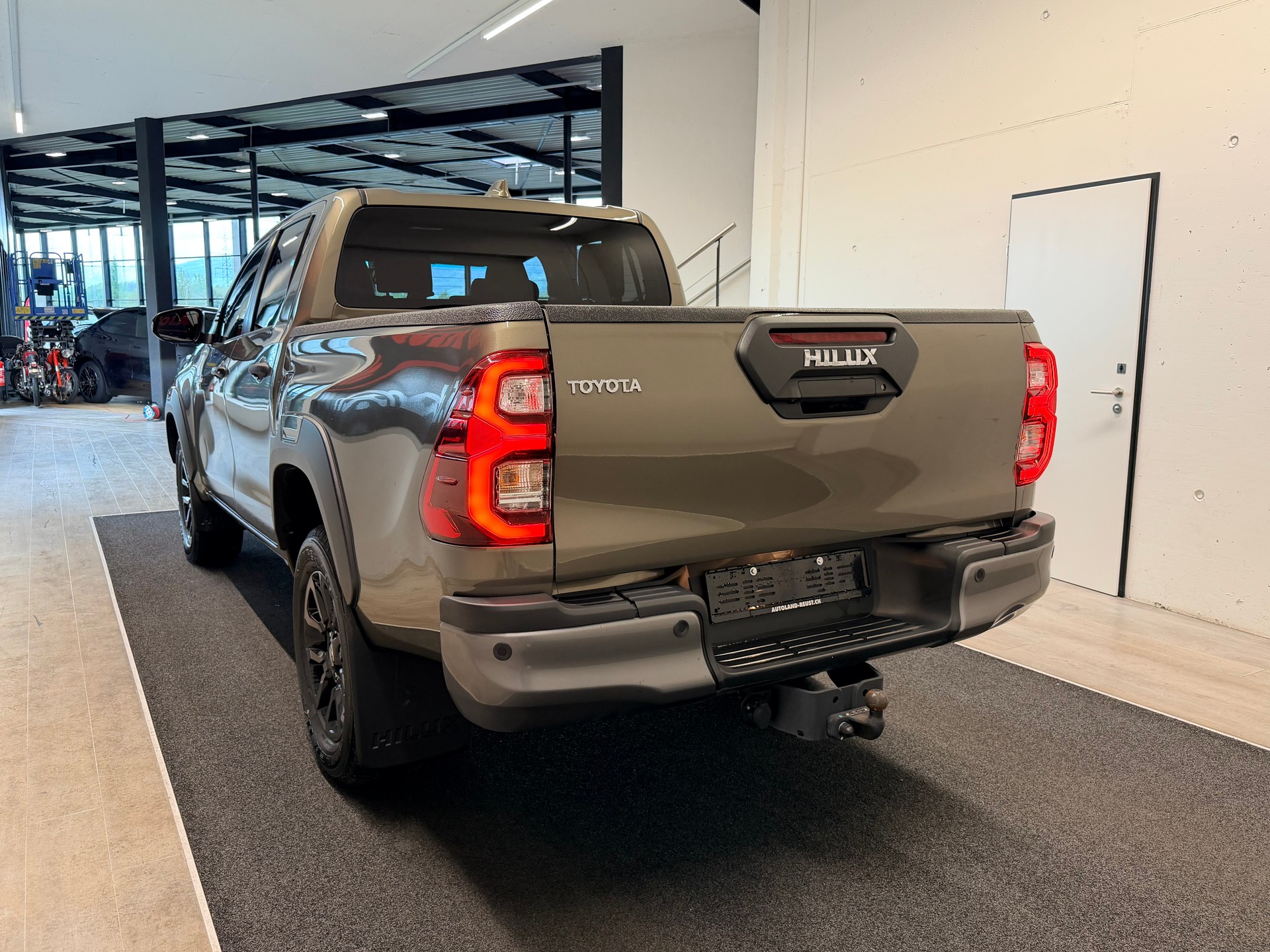 TOYOTA Hilux 2.8d MHEV Invincible Double Cab 4x4-image-6