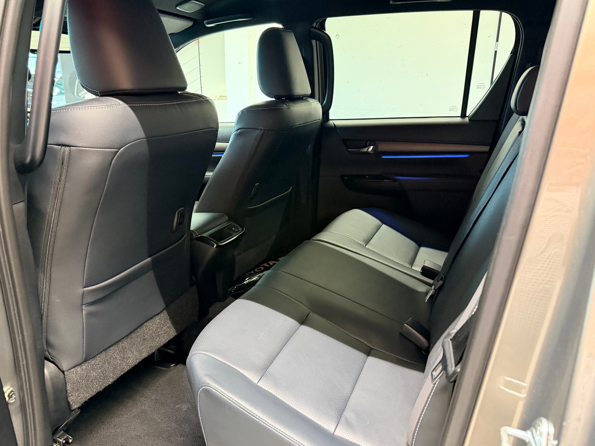 TOYOTA Hilux 2.8d MHEV Invincible Double Cab 4x4-image-12