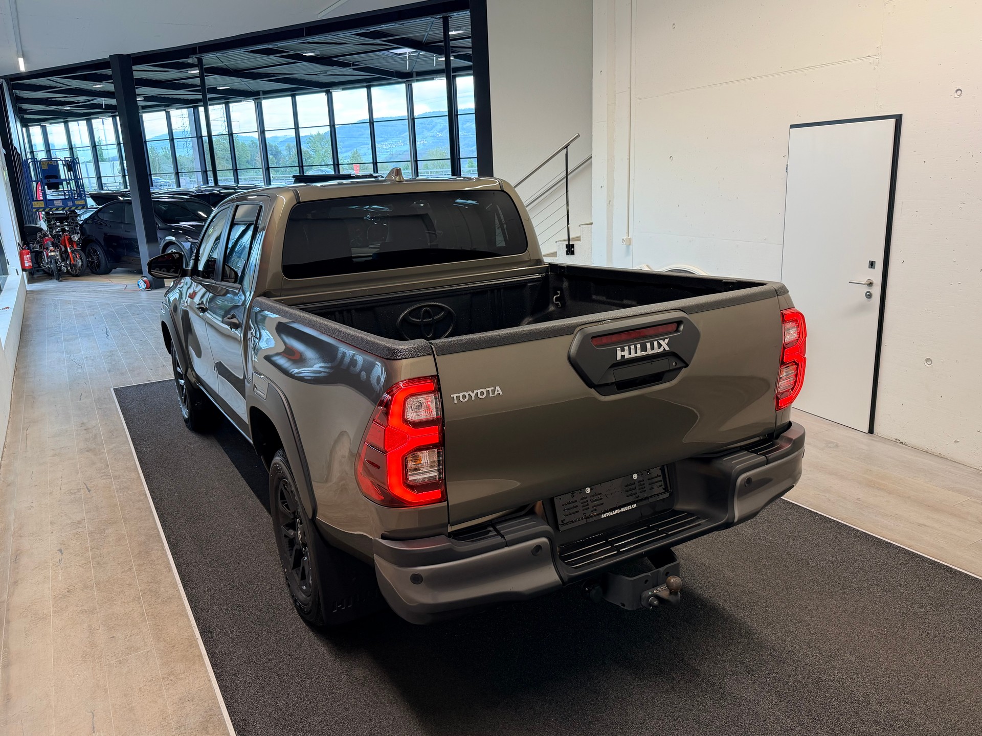 TOYOTA Hilux 2.8d MHEV Invincible Double Cab 4x4-image-7