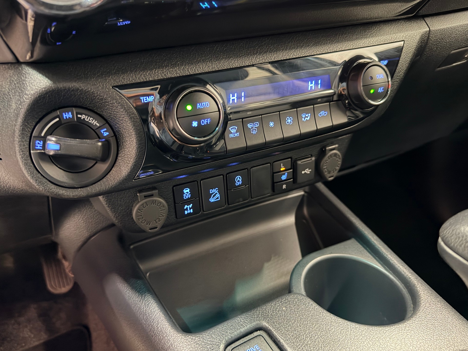 TOYOTA Hilux 2.8d MHEV Invincible Double Cab 4x4-image-18
