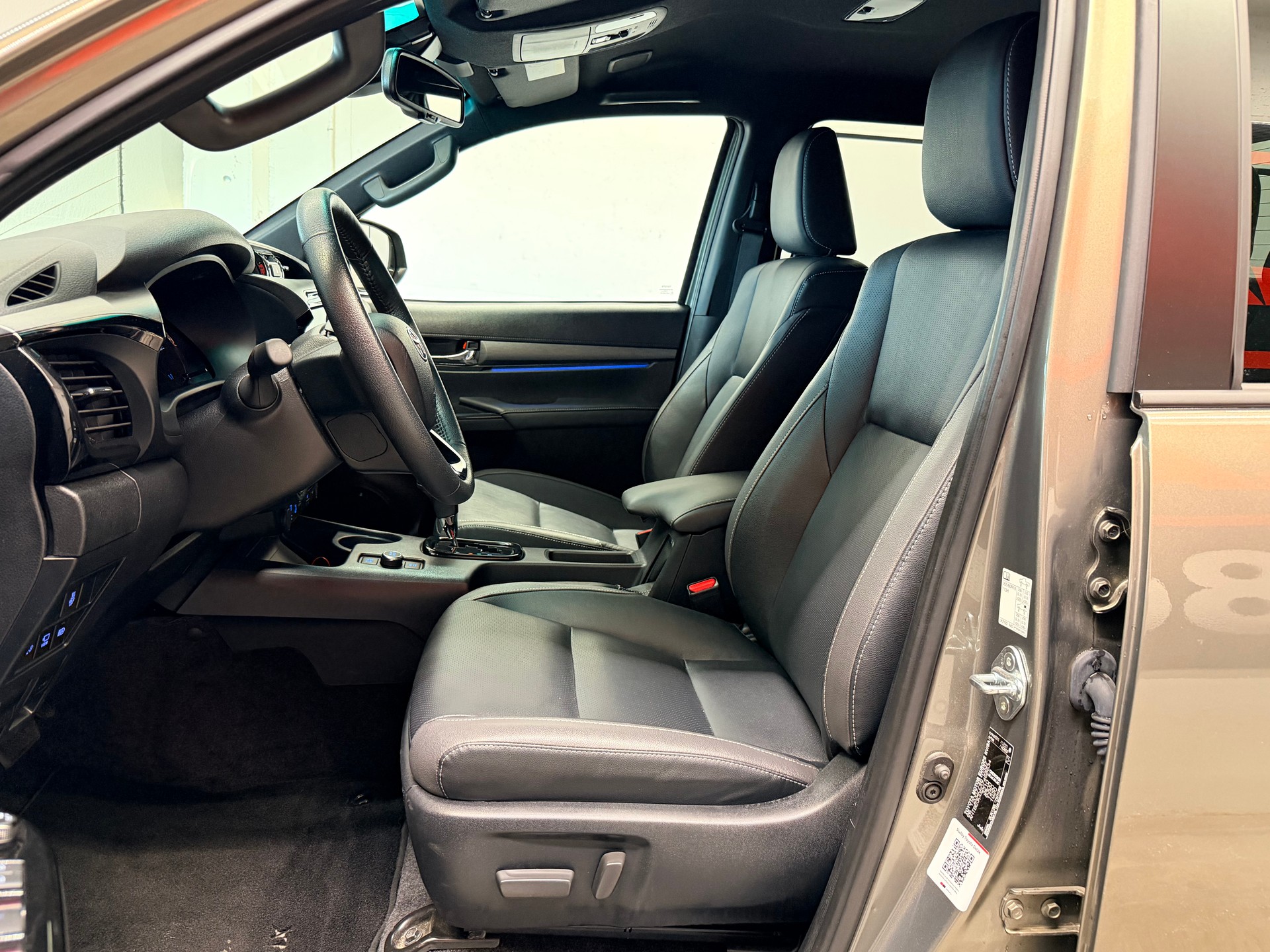 TOYOTA Hilux 2.8d MHEV Invincible Double Cab 4x4-image-11