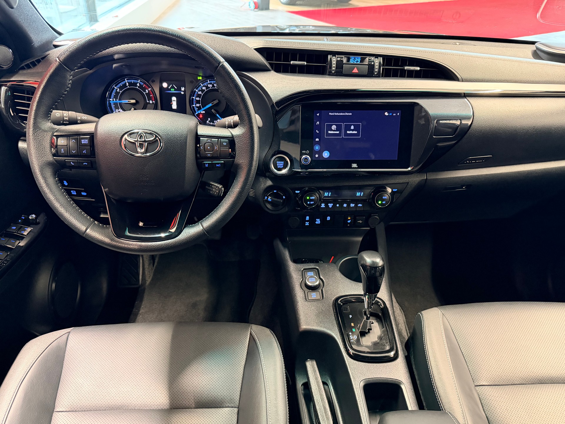TOYOTA Hilux 2.8d MHEV Invincible Double Cab 4x4-image-13