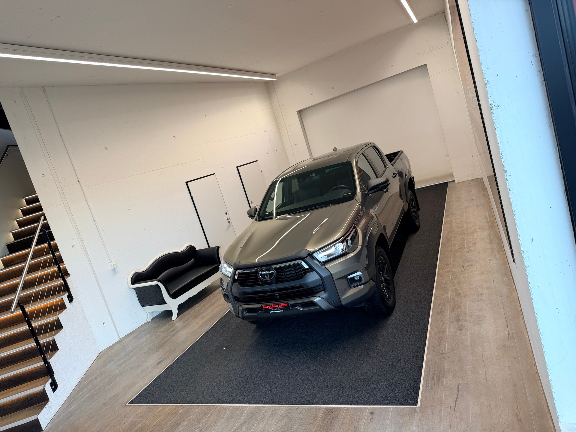 TOYOTA Hilux 2.8d MHEV Invincible Double Cab 4x4-image-3