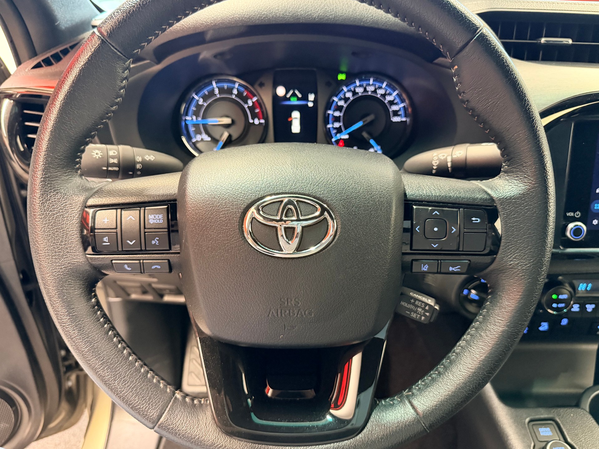 TOYOTA Hilux 2.8d MHEV Invincible Double Cab 4x4-image-20