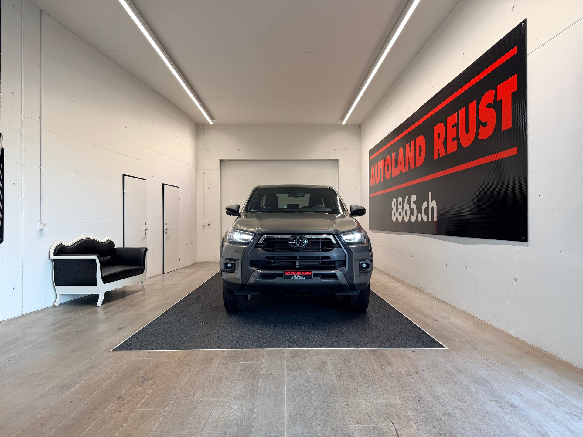 TOYOTA Hilux 2.8d MHEV Invincible Double Cab 4x4-image-1