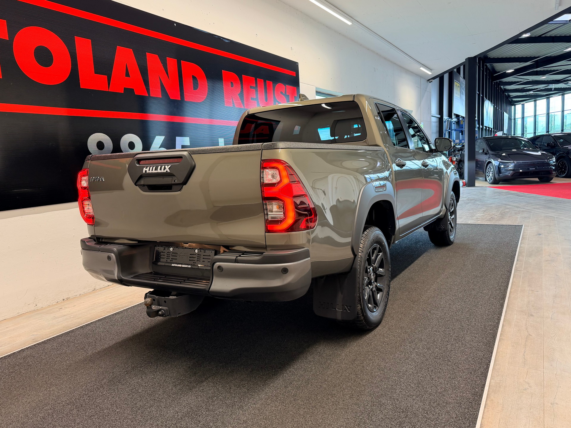 TOYOTA Hilux 2.8d MHEV Invincible Double Cab 4x4-image-5