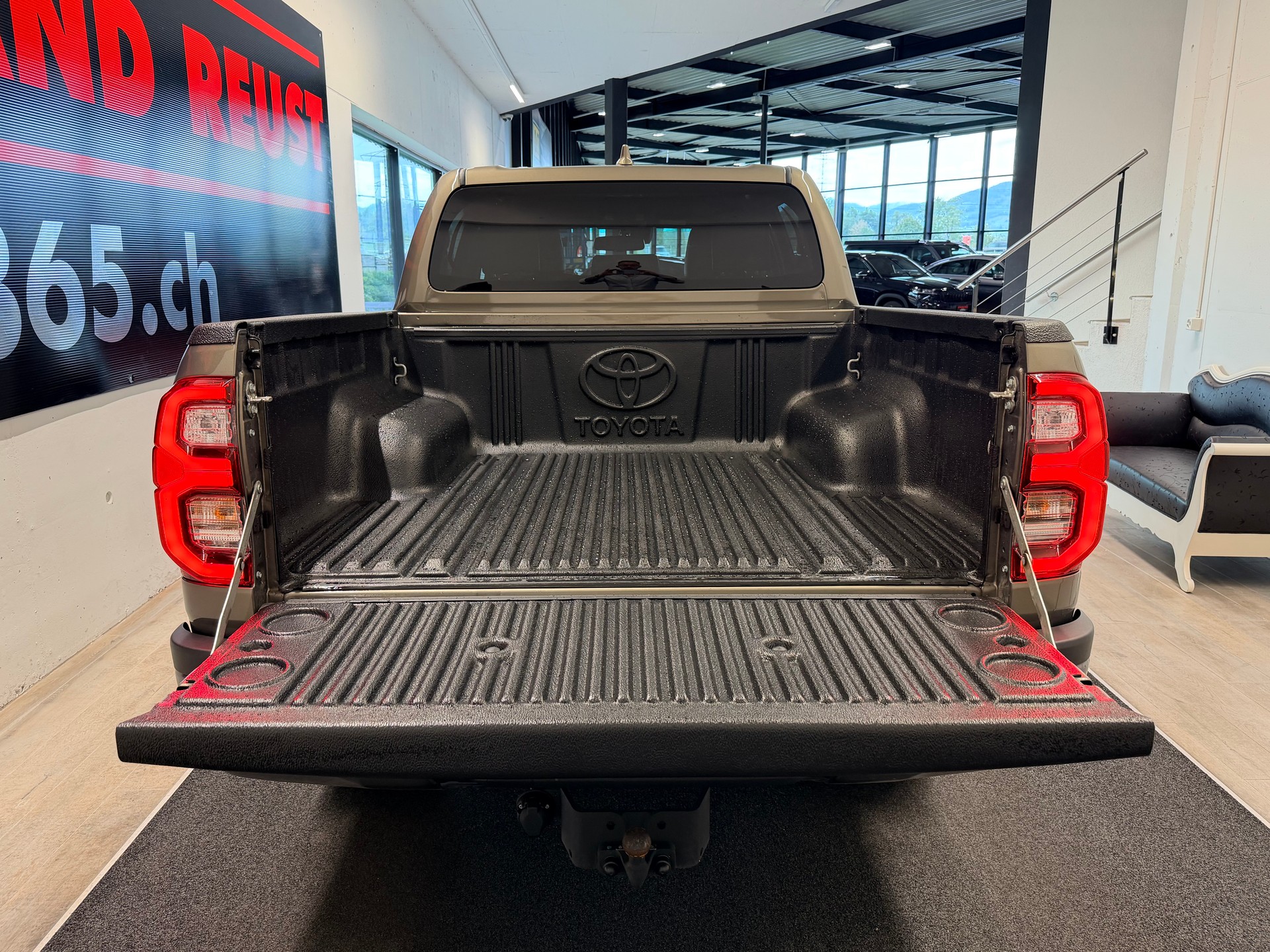 TOYOTA Hilux 2.8d MHEV Invincible Double Cab 4x4-image-8