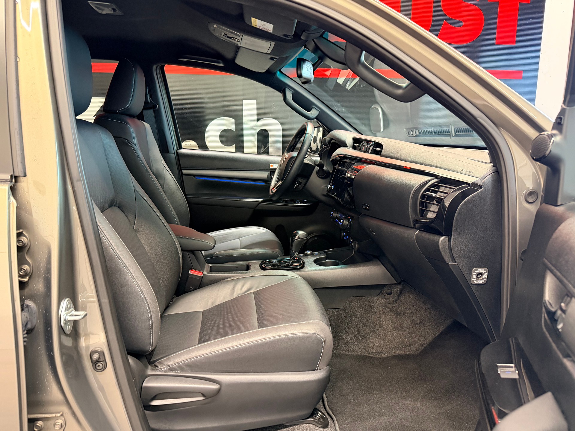 TOYOTA Hilux 2.8d MHEV Invincible Double Cab 4x4-image-16