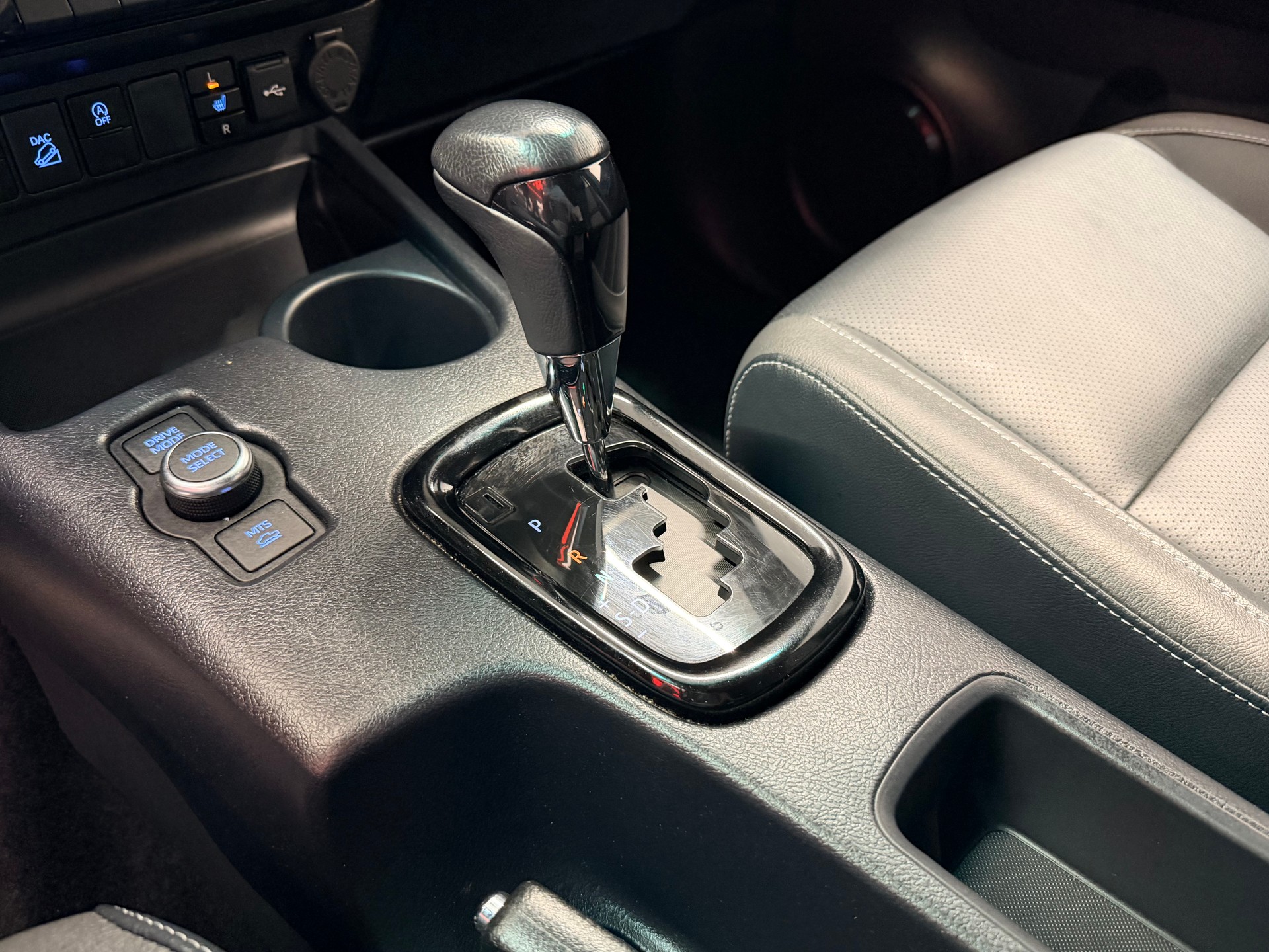 TOYOTA Hilux 2.8d MHEV Invincible Double Cab 4x4-image-17