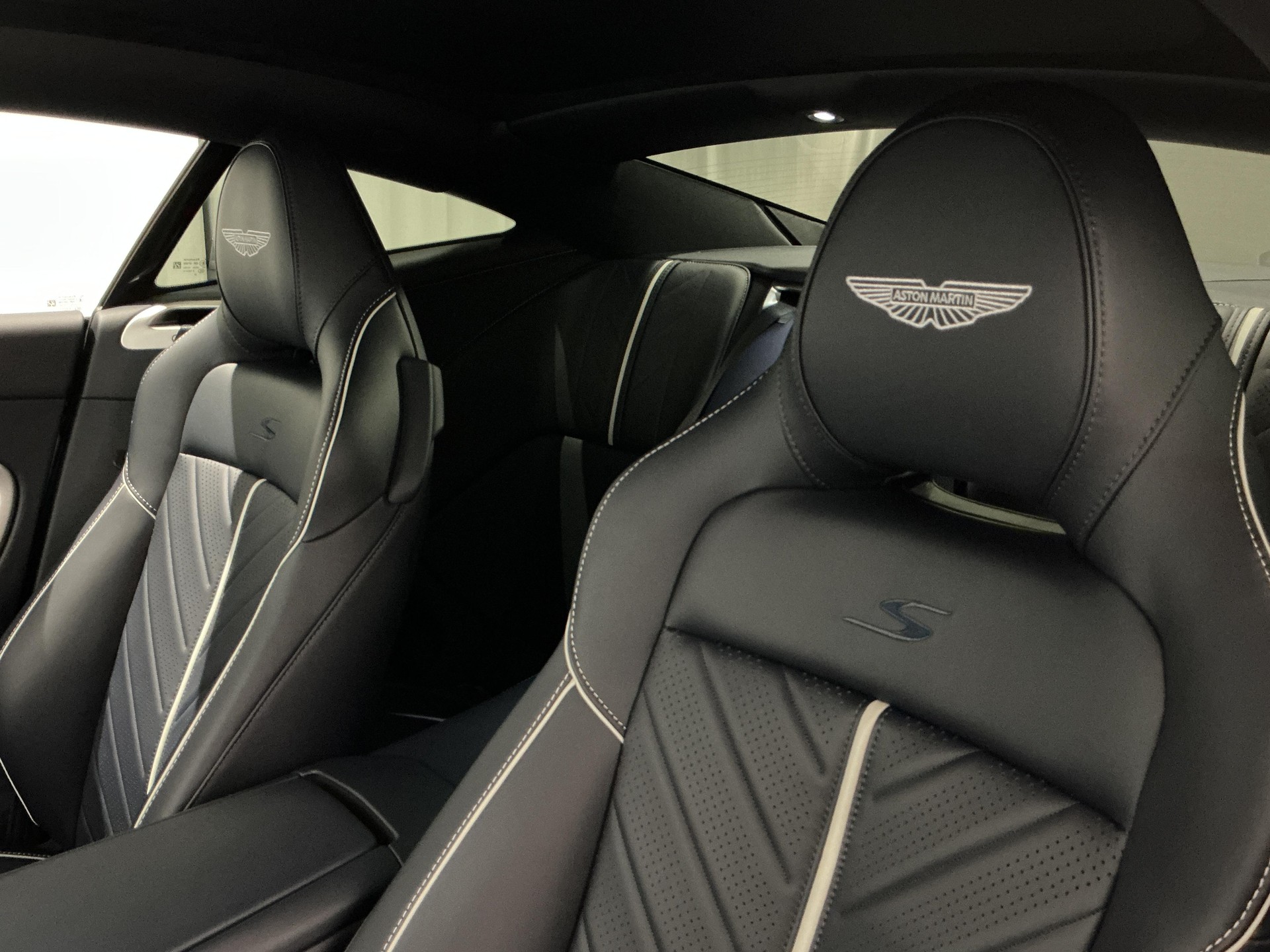 ASTON MARTIN DB12 Coupé 4.0 S V8 Bi-Turbo-image-14
