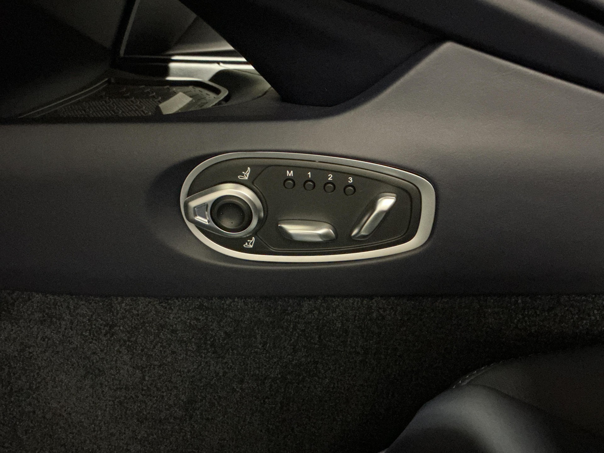 ASTON MARTIN DB12 Coupé 4.0 S V8 Bi-Turbo-image-27