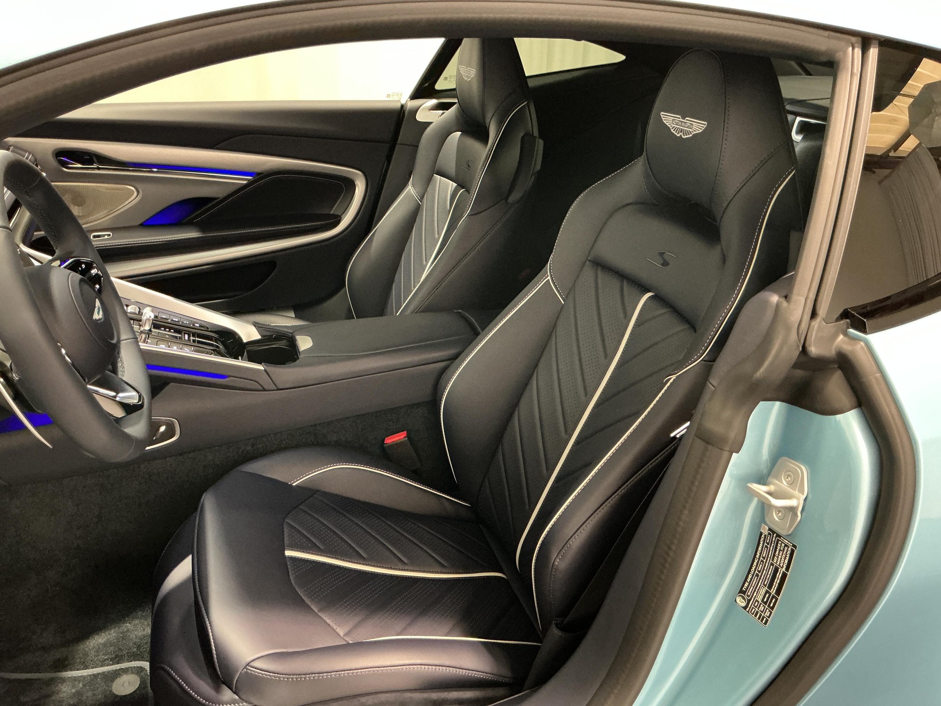ASTON MARTIN DB12 Coupé 4.0 S V8 Bi-Turbo-image-13