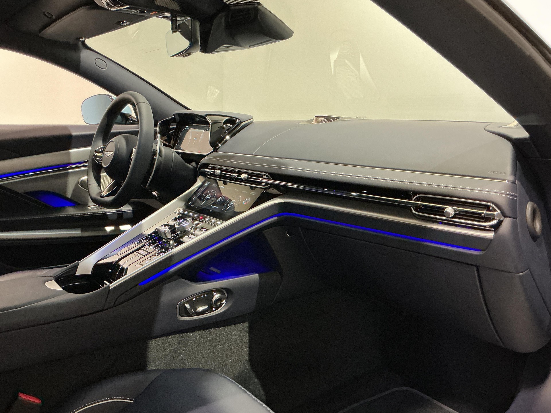 ASTON MARTIN DB12 Coupé 4.0 S V8 Bi-Turbo-image-17