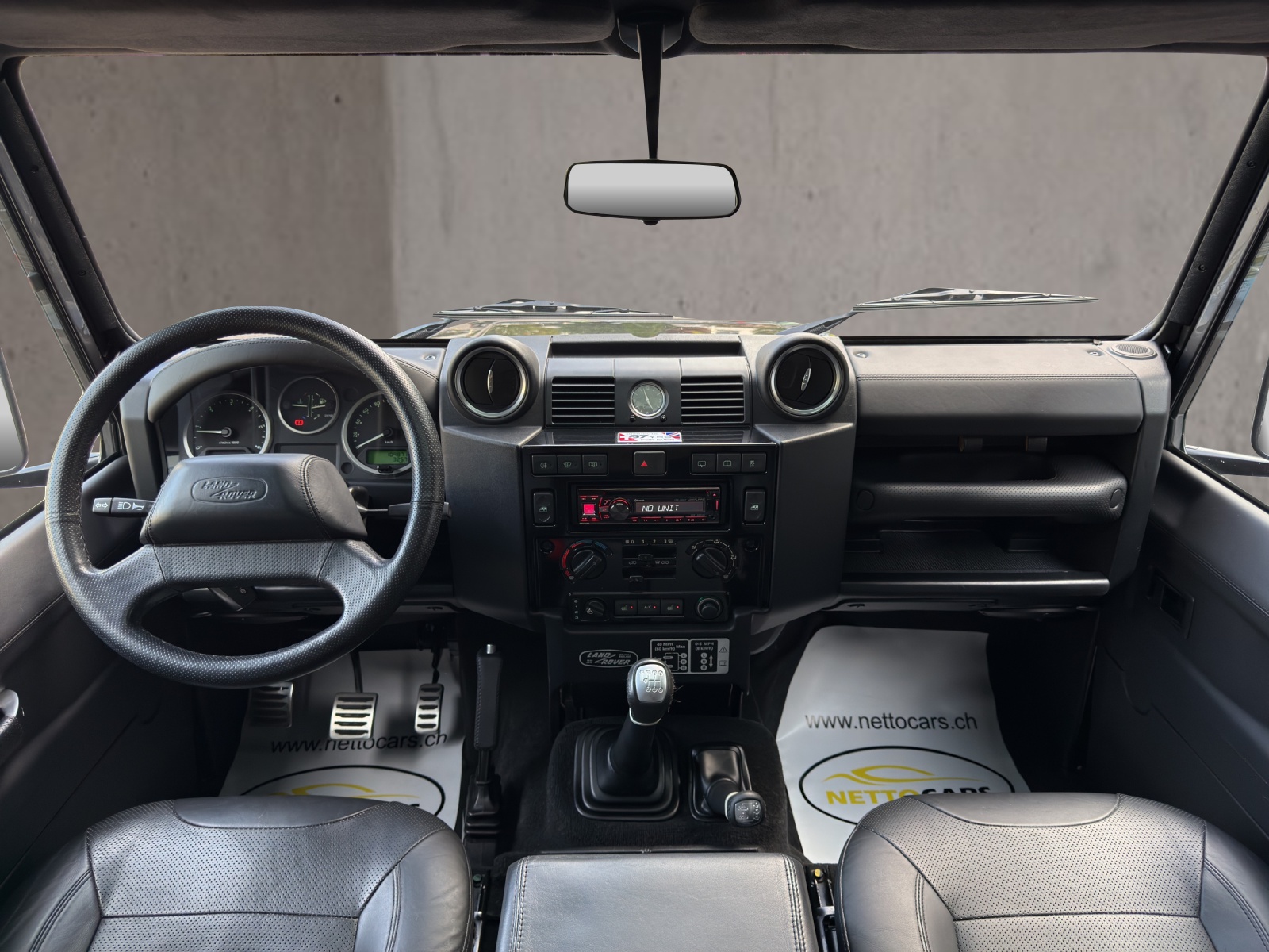 LAND ROVER Defender 90 2.2 TD4 Station Wagon Adventure-image-8