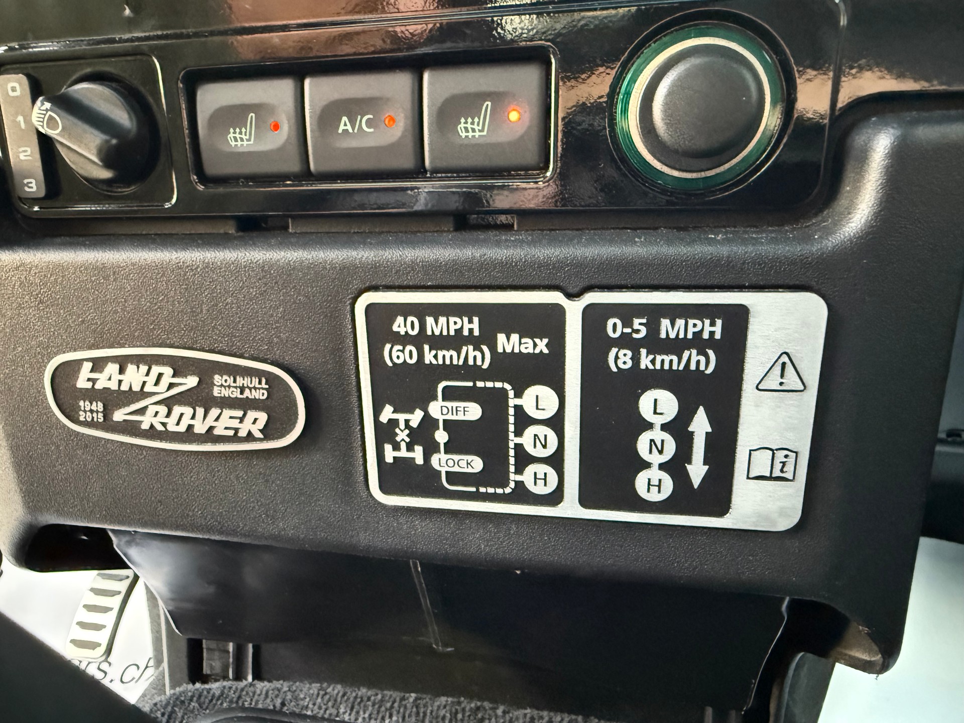 LAND ROVER Defender 90 2.2 TD4 Station Wagon Adventure-image-18