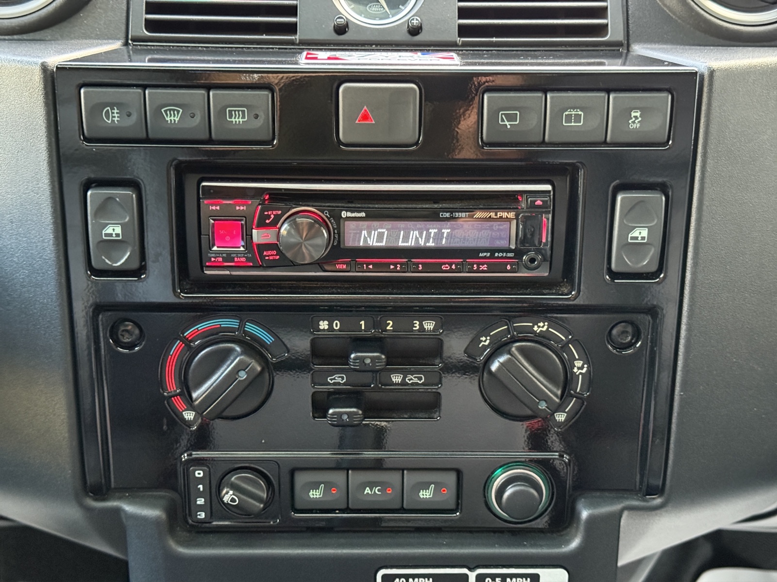 LAND ROVER Defender 90 2.2 TD4 Station Wagon Adventure-image-16